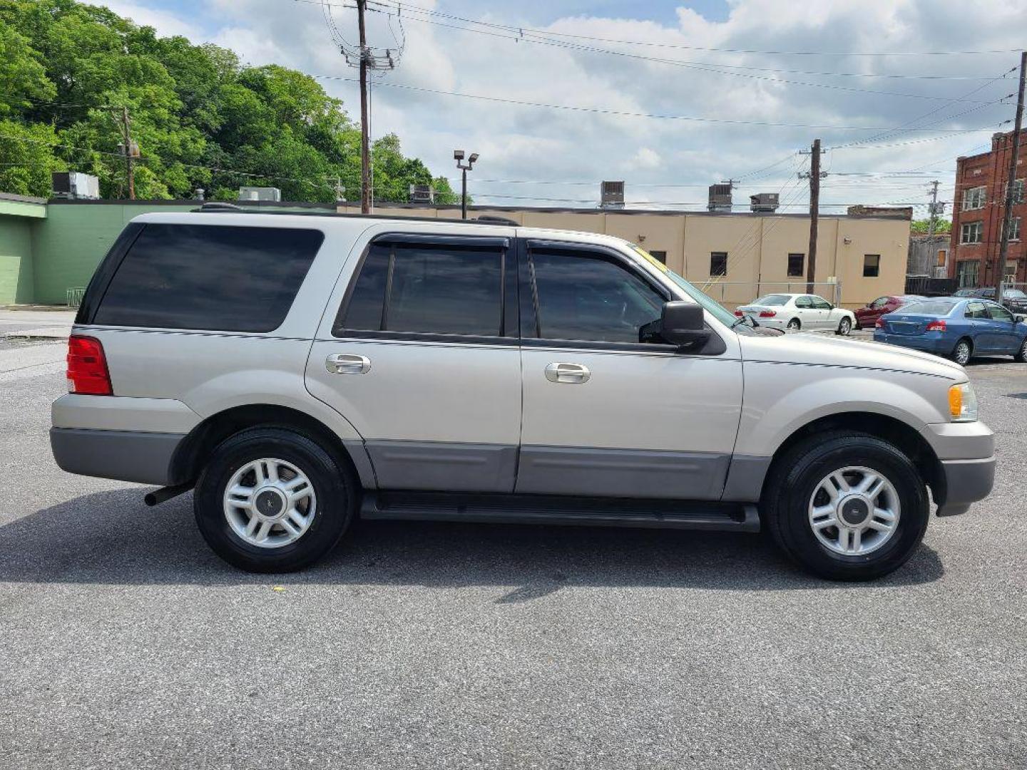 2003 SILVER FORD EXPEDITION XLT (1FMPU16L73L) with an 5.4L engine, Automatic transmission, located at 117 North Cameron Street, Harrisburg, PA, 17101, (717) 963-8962, 40.267021, -76.875351 - WE FINANCE!!! Good Credit/ Bad Credit/ No Credit - ALL Trade-Ins Welcomed!!! ***Guaranteed Credit Approval*** APPLY ONLINE or CALL us TODAY ;) Internet Prices and Marketplace Prices are SPECIAL discounted ***CASH DEALS*** Retail Prices are higher. Please call us to discuss your cash and finan - Photo#5