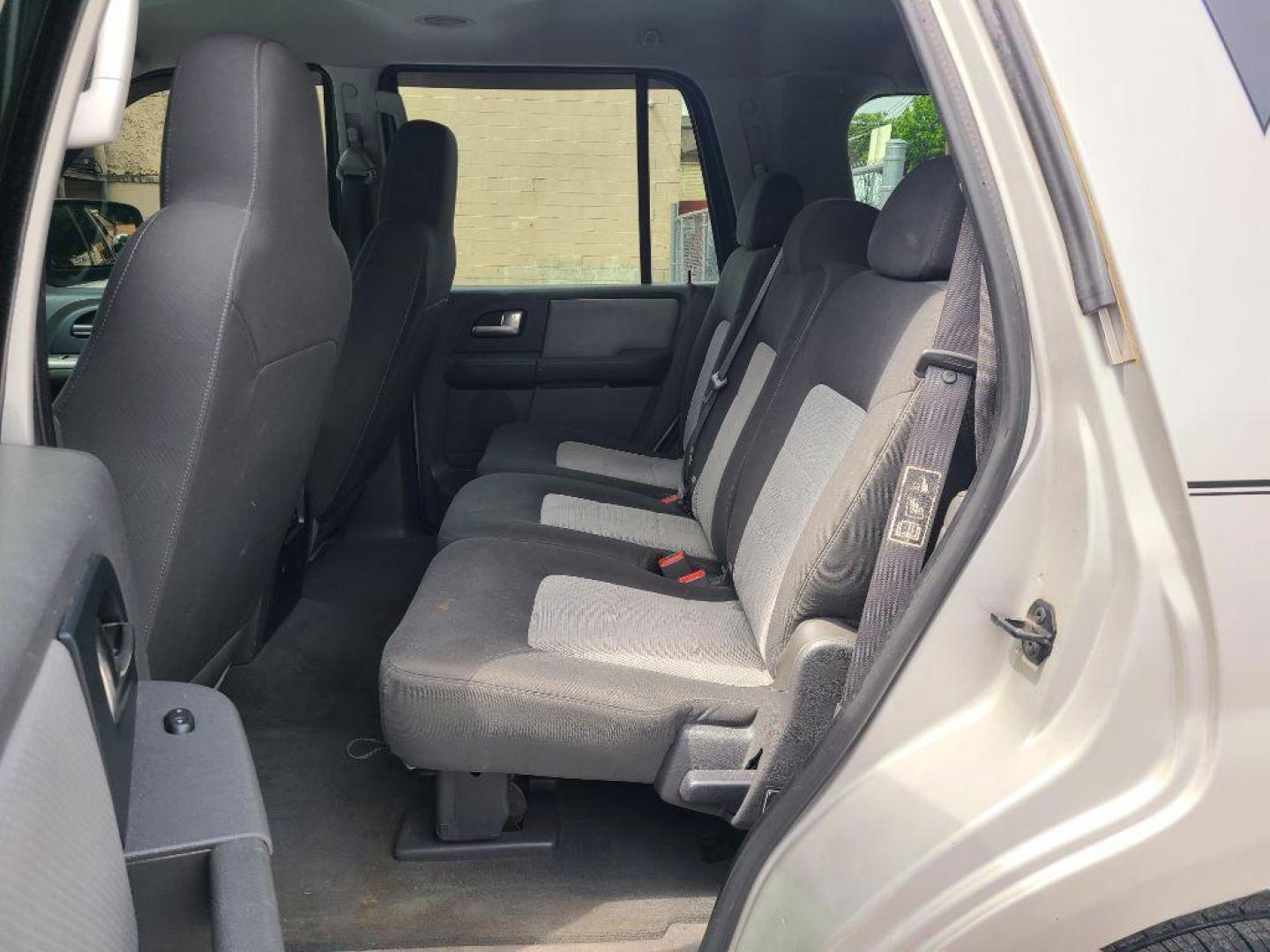 2003 SILVER FORD EXPEDITION XLT (1FMPU16L73L) with an 5.4L engine, Automatic transmission, located at 117 North Cameron Street, Harrisburg, PA, 17101, (717) 963-8962, 40.267021, -76.875351 - WE FINANCE!!! Good Credit/ Bad Credit/ No Credit - ALL Trade-Ins Welcomed!!! ***Guaranteed Credit Approval*** APPLY ONLINE or CALL us TODAY ;) Internet Prices and Marketplace Prices are SPECIAL discounted ***CASH DEALS*** Retail Prices are higher. Please call us to discuss your cash and finan - Photo#11