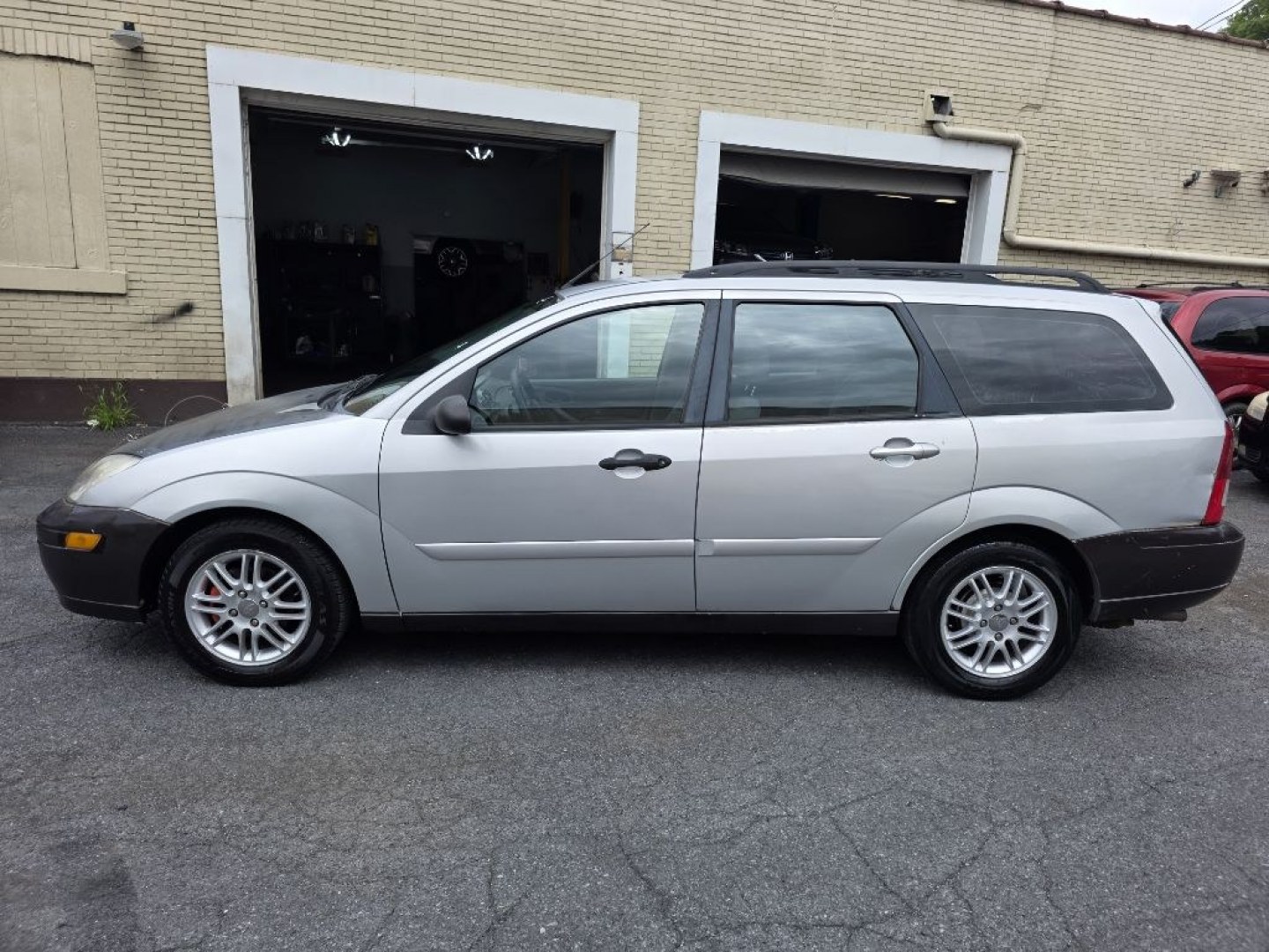 2003 SILVER FORD FOCUS SE (1FAFP36313W) with an 2.0L engine, Automatic transmission, located at 117 North Cameron Street, Harrisburg, PA, 17101, (717) 963-8962, 40.267021, -76.875351 - $1700 CASH DEAL, RUNS AND DRIVES, COLD A/C. TRADE IN SPECIAL. NOT INSPECTED AS-IS- Photo#1