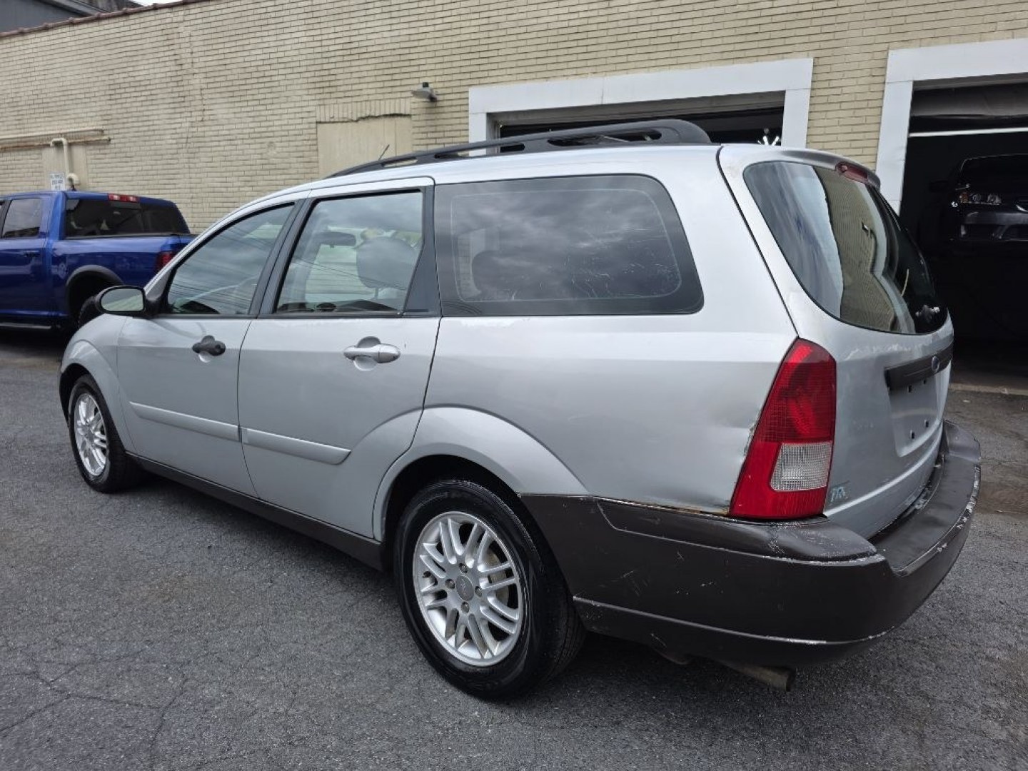 2003 SILVER FORD FOCUS SE (1FAFP36313W) with an 2.0L engine, Automatic transmission, located at 117 North Cameron Street, Harrisburg, PA, 17101, (717) 963-8962, 40.267021, -76.875351 - $1700 CASH DEAL, RUNS AND DRIVES, COLD A/C. TRADE IN SPECIAL. NOT INSPECTED AS-IS- Photo#2