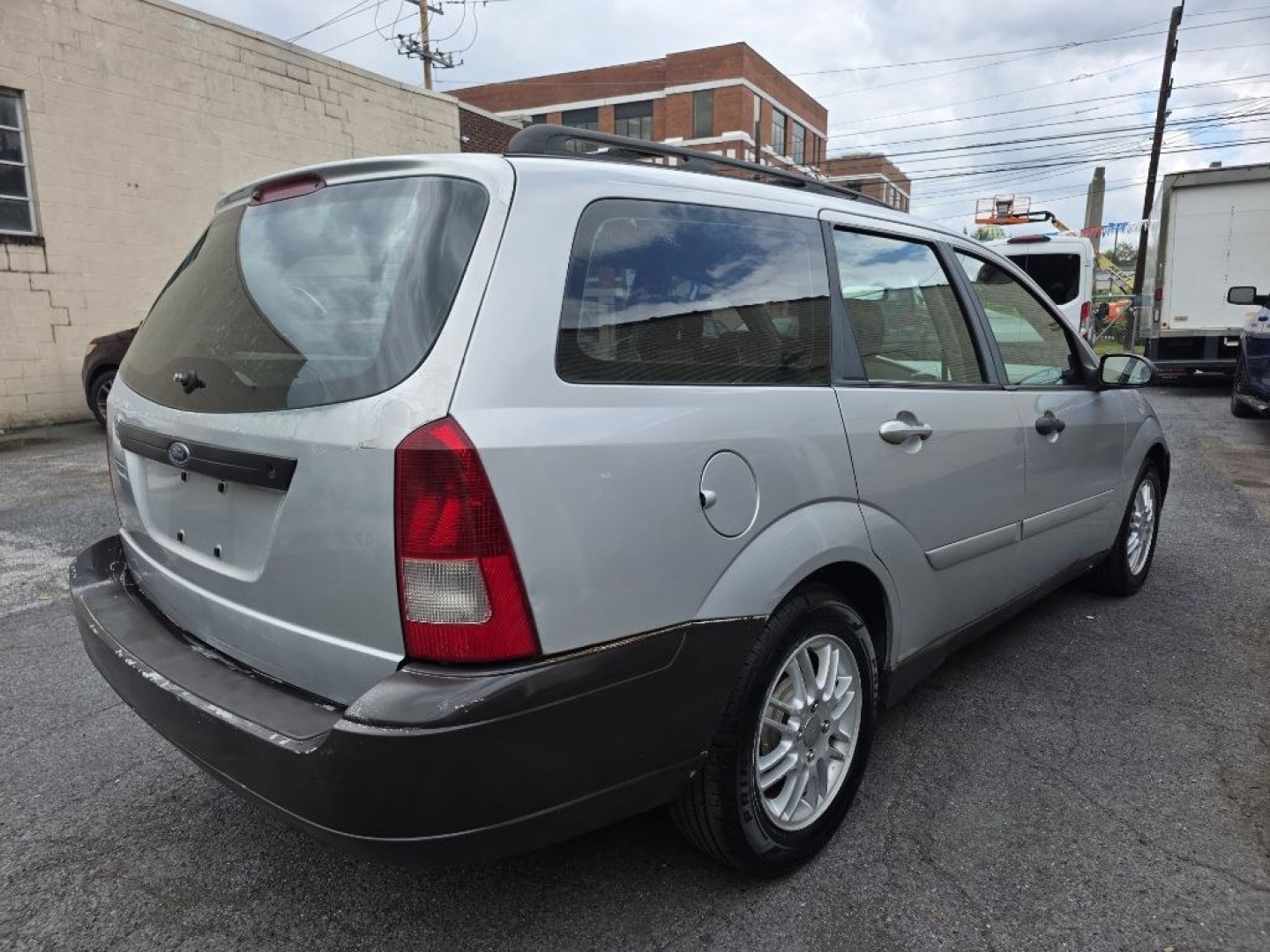 2003 SILVER FORD FOCUS SE (1FAFP36313W) with an 2.0L engine, Automatic transmission, located at 117 North Cameron Street, Harrisburg, PA, 17101, (717) 963-8962, 40.267021, -76.875351 - $1700 CASH DEAL, RUNS AND DRIVES, COLD A/C. TRADE IN SPECIAL. NOT INSPECTED AS-IS- Photo#3
