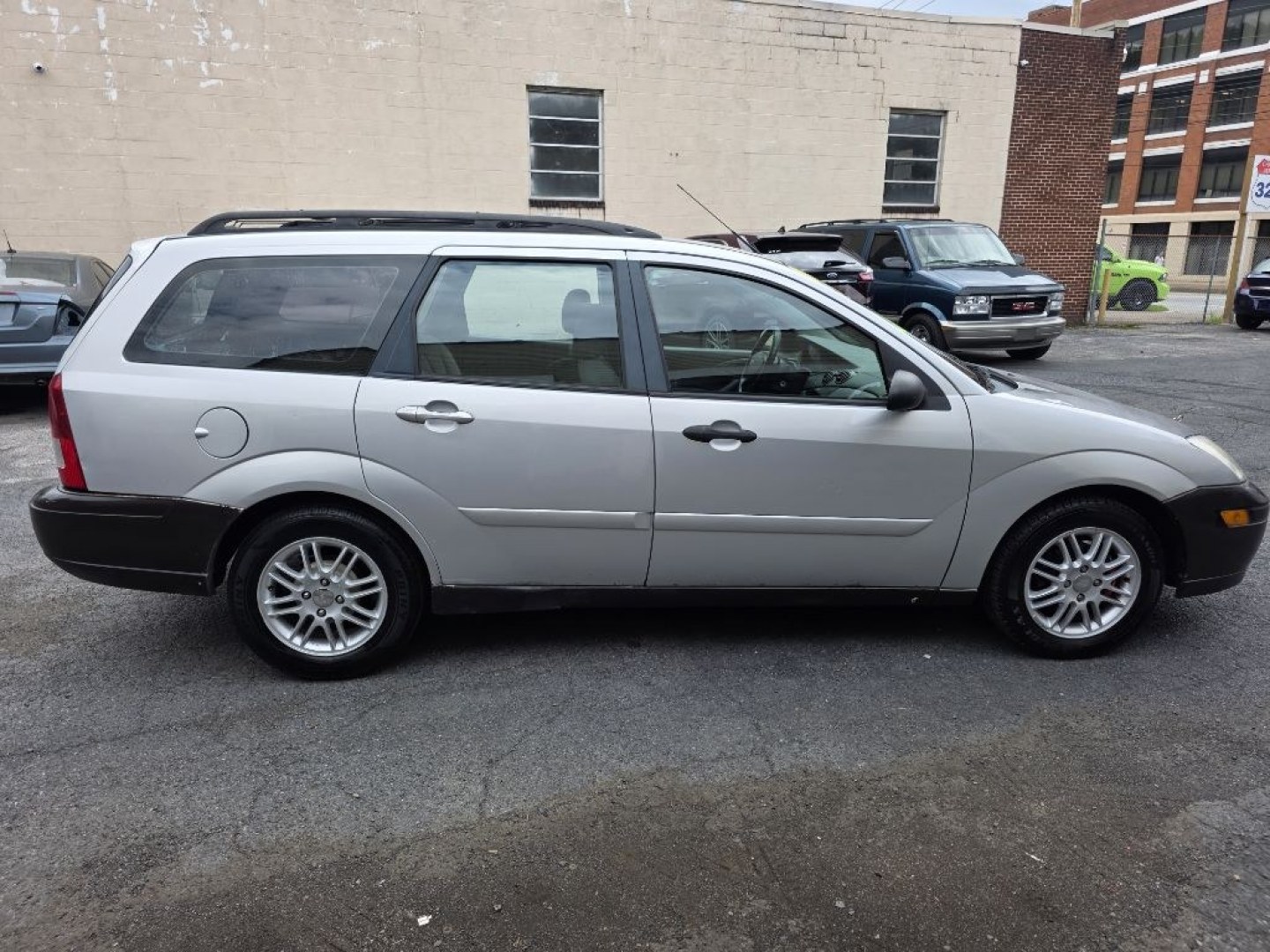 2003 SILVER FORD FOCUS SE (1FAFP36313W) with an 2.0L engine, Automatic transmission, located at 117 North Cameron Street, Harrisburg, PA, 17101, (717) 963-8962, 40.267021, -76.875351 - $1700 CASH DEAL, RUNS AND DRIVES, COLD A/C. TRADE IN SPECIAL. NOT INSPECTED AS-IS- Photo#5