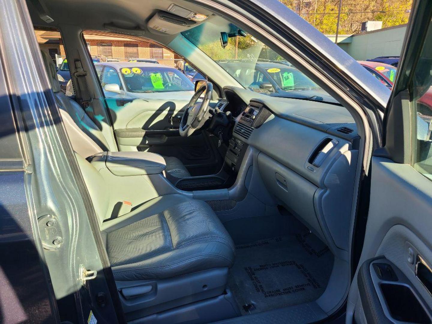 2003 SILVER HONDA PILOT EXL (2HKYF18673H) with an 3.5L engine, Automatic transmission, located at 117 North Cameron Street, Harrisburg, PA, 17101, (717) 963-8962, 40.267021, -76.875351 - WE FINANCE!!! Good Credit/ Bad Credit/ No Credit - ALL Trade-Ins Welcomed!!! ***Guaranteed Credit Approval*** APPLY ONLINE or CALL us TODAY ;) Internet Prices and Marketplace Prices are SPECIAL discounted ***CASH DEALS*** Retail Prices are higher. Please call us to discuss your cash and finan - Photo#9