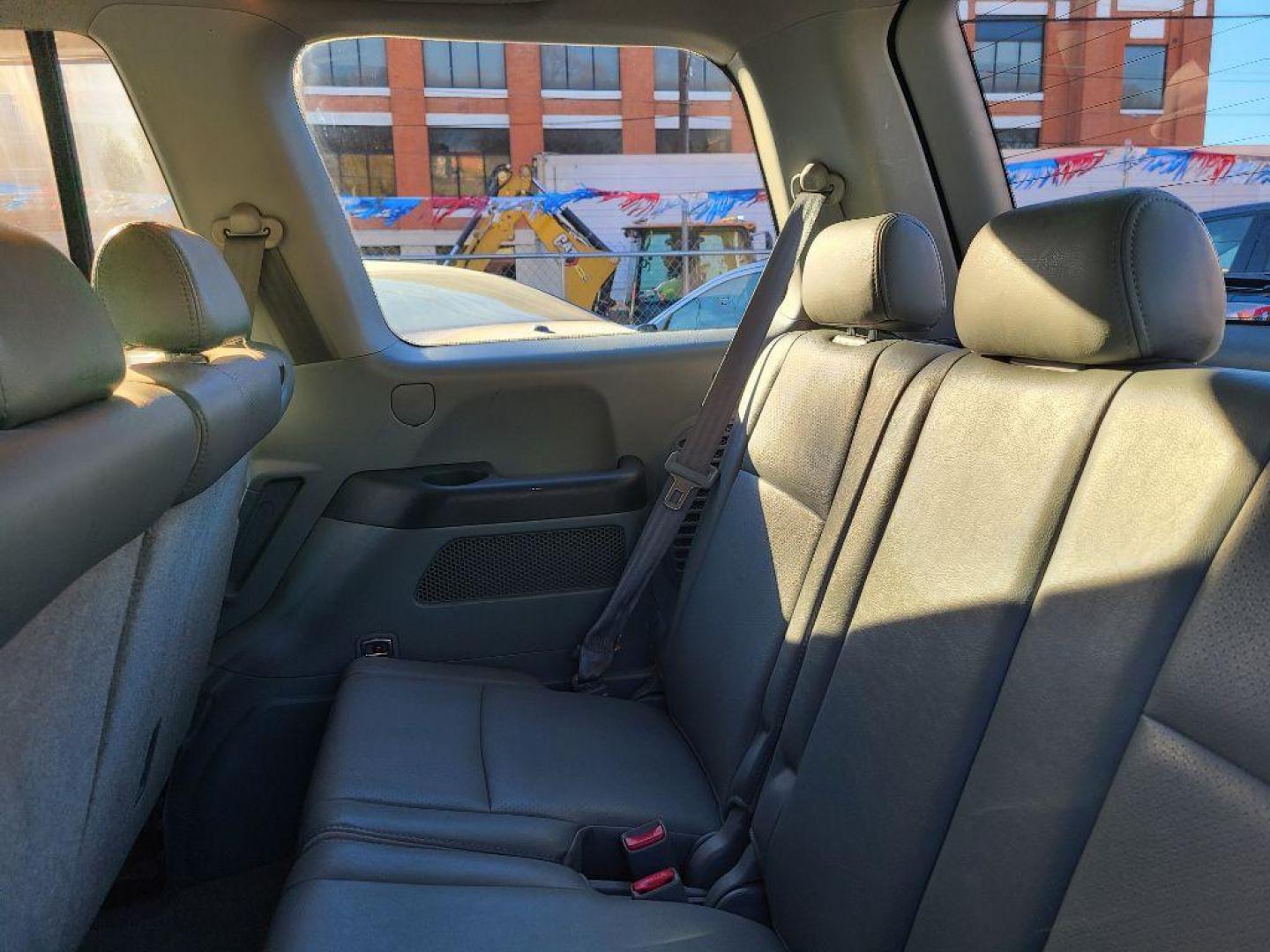 2003 SILVER HONDA PILOT EXL (2HKYF18673H) with an 3.5L engine, Automatic transmission, located at 117 North Cameron Street, Harrisburg, PA, 17101, (717) 963-8962, 40.267021, -76.875351 - WE FINANCE!!! Good Credit/ Bad Credit/ No Credit - ALL Trade-Ins Welcomed!!! ***Guaranteed Credit Approval*** APPLY ONLINE or CALL us TODAY ;) Internet Prices and Marketplace Prices are SPECIAL discounted ***CASH DEALS*** Retail Prices are higher. Please call us to discuss your cash and finan - Photo#15