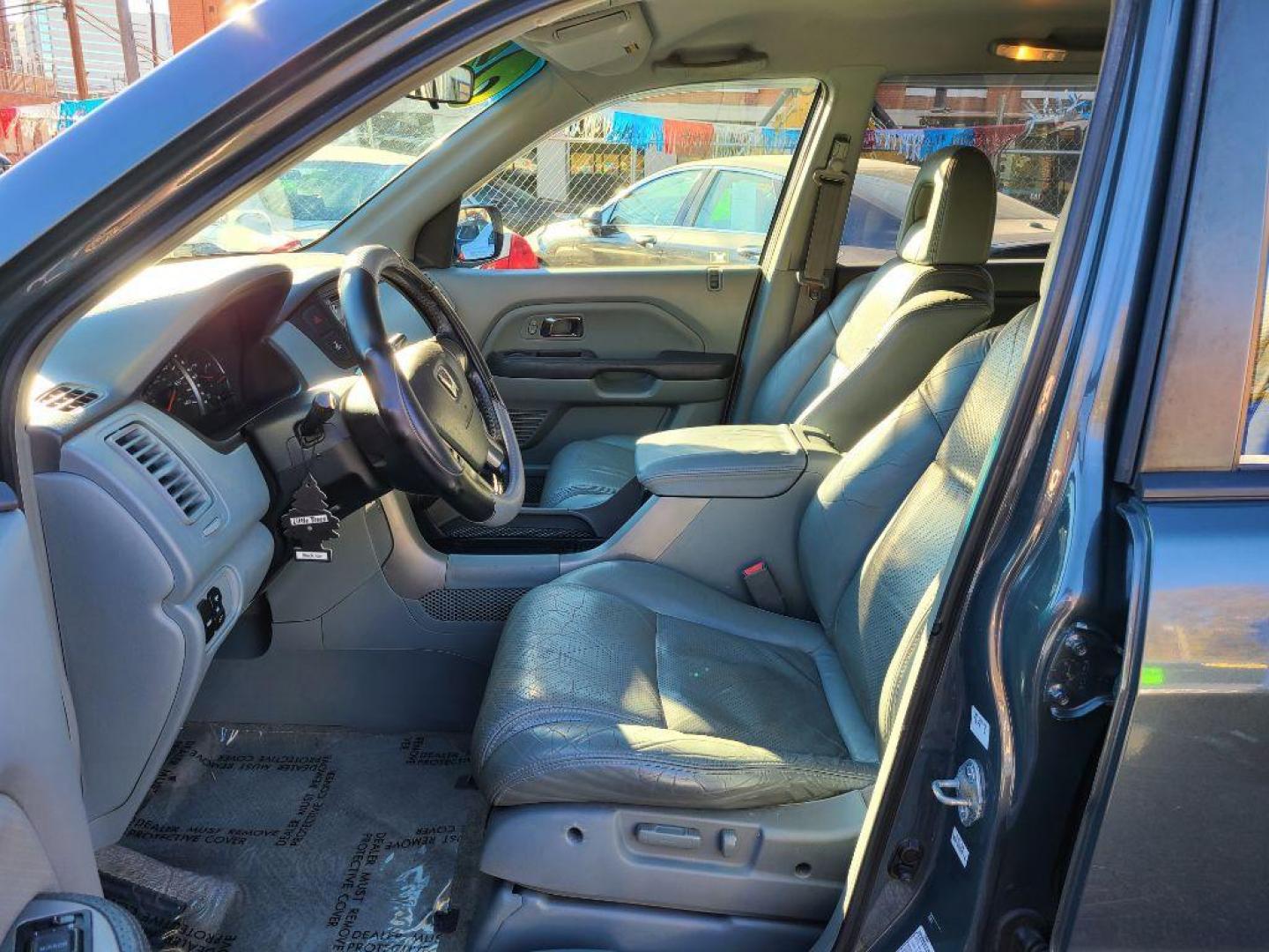 2003 SILVER HONDA PILOT EXL (2HKYF18673H) with an 3.5L engine, Automatic transmission, located at 117 North Cameron Street, Harrisburg, PA, 17101, (717) 963-8962, 40.267021, -76.875351 - WE FINANCE!!! Good Credit/ Bad Credit/ No Credit - ALL Trade-Ins Welcomed!!! ***Guaranteed Credit Approval*** APPLY ONLINE or CALL us TODAY ;) Internet Prices and Marketplace Prices are SPECIAL discounted ***CASH DEALS*** Retail Prices are higher. Please call us to discuss your cash and finan - Photo#17