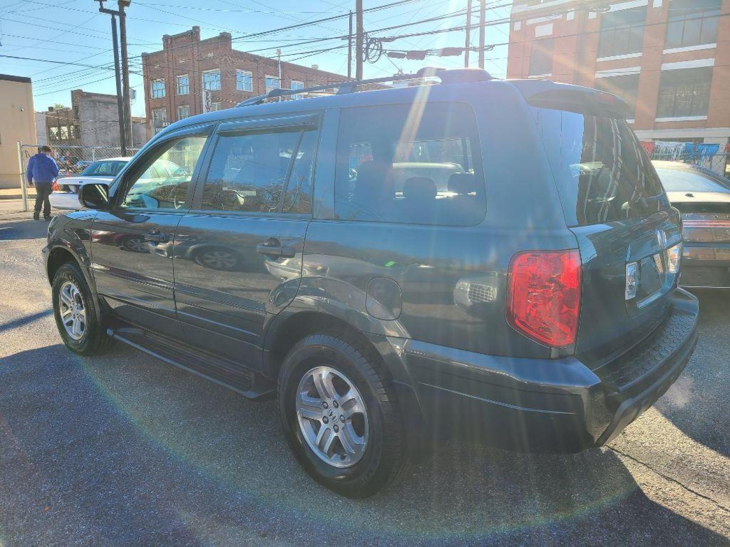 2003 SILVER HONDA PILOT EXL (2HKYF18673H) with an 3.5L engine, Automatic transmission, located at 117 North Cameron Street, Harrisburg, PA, 17101, (717) 963-8962, 40.267021, -76.875351 - WE FINANCE!!! Good Credit/ Bad Credit/ No Credit - ALL Trade-Ins Welcomed!!! ***Guaranteed Credit Approval*** APPLY ONLINE or CALL us TODAY ;) Internet Prices and Marketplace Prices are SPECIAL discounted ***CASH DEALS*** Retail Prices are higher. Please call us to discuss your cash and finan - Photo#3