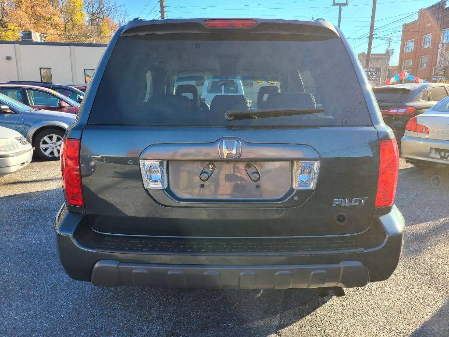 2003 SILVER HONDA PILOT EXL (2HKYF18673H) with an 3.5L engine, Automatic transmission, located at 117 North Cameron Street, Harrisburg, PA, 17101, (717) 963-8962, 40.267021, -76.875351 - WE FINANCE!!! Good Credit/ Bad Credit/ No Credit - ALL Trade-Ins Welcomed!!! ***Guaranteed Credit Approval*** APPLY ONLINE or CALL us TODAY ;) Internet Prices and Marketplace Prices are SPECIAL discounted ***CASH DEALS*** Retail Prices are higher. Please call us to discuss your cash and finan - Photo#4