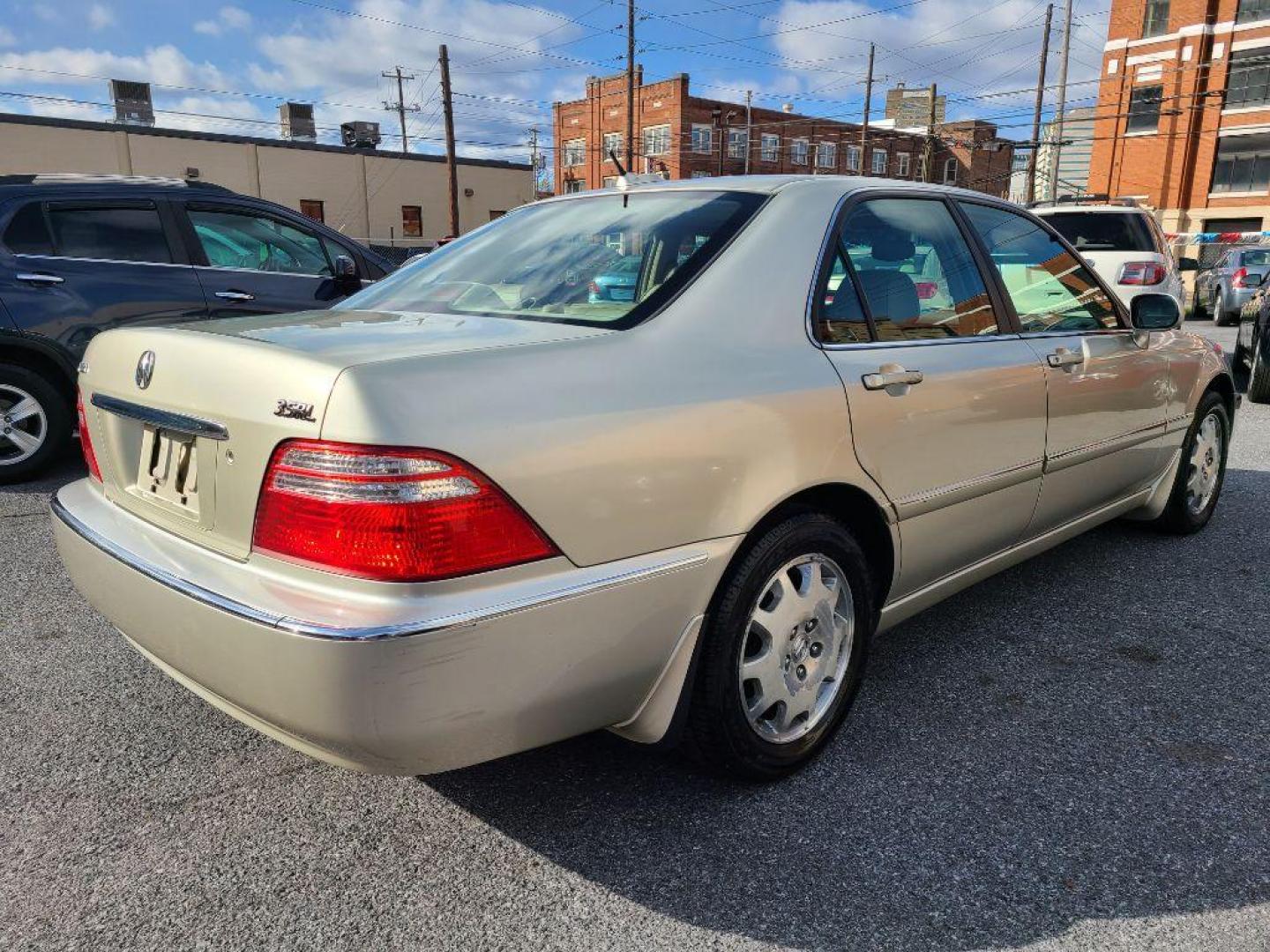 2004 GOLD ACURA 3.5RL SEDAN W/NAV (JH4KA96694C) with an 3.5L engine, Automatic transmission, located at 117 North Cameron Street, Harrisburg, PA, 17101, (717) 963-8962, 40.267021, -76.875351 - Photo#4