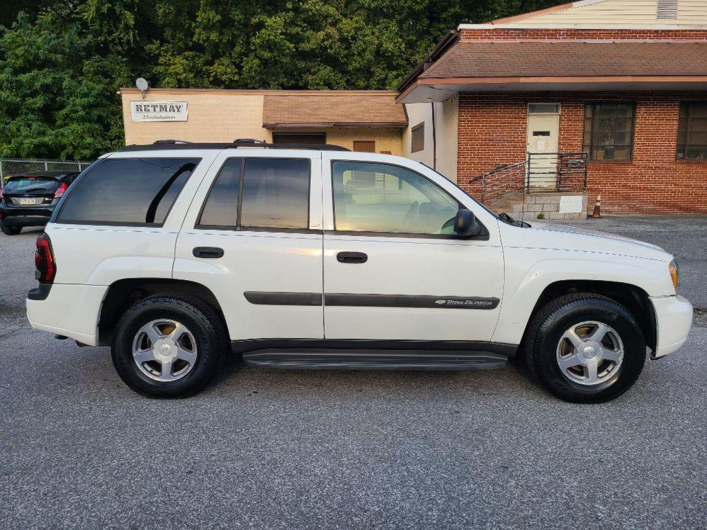 2004 WHITE CHEVROLET TRAILBLAZER LS (1GNDT13S642) with an 4.2L engine, Automatic transmission, located at 117 North Cameron Street, Harrisburg, PA, 17101, (717) 963-8962, 40.267021, -76.875351 - WE FINANCE!!! Good Credit/ Bad Credit/ No Credit - ALL Trade-Ins Welcomed!!! ***Guaranteed Credit Approval*** APPLY ONLINE or CALL us TODAY ;) Please call us to discuss your cash and financing options. - Photo#4