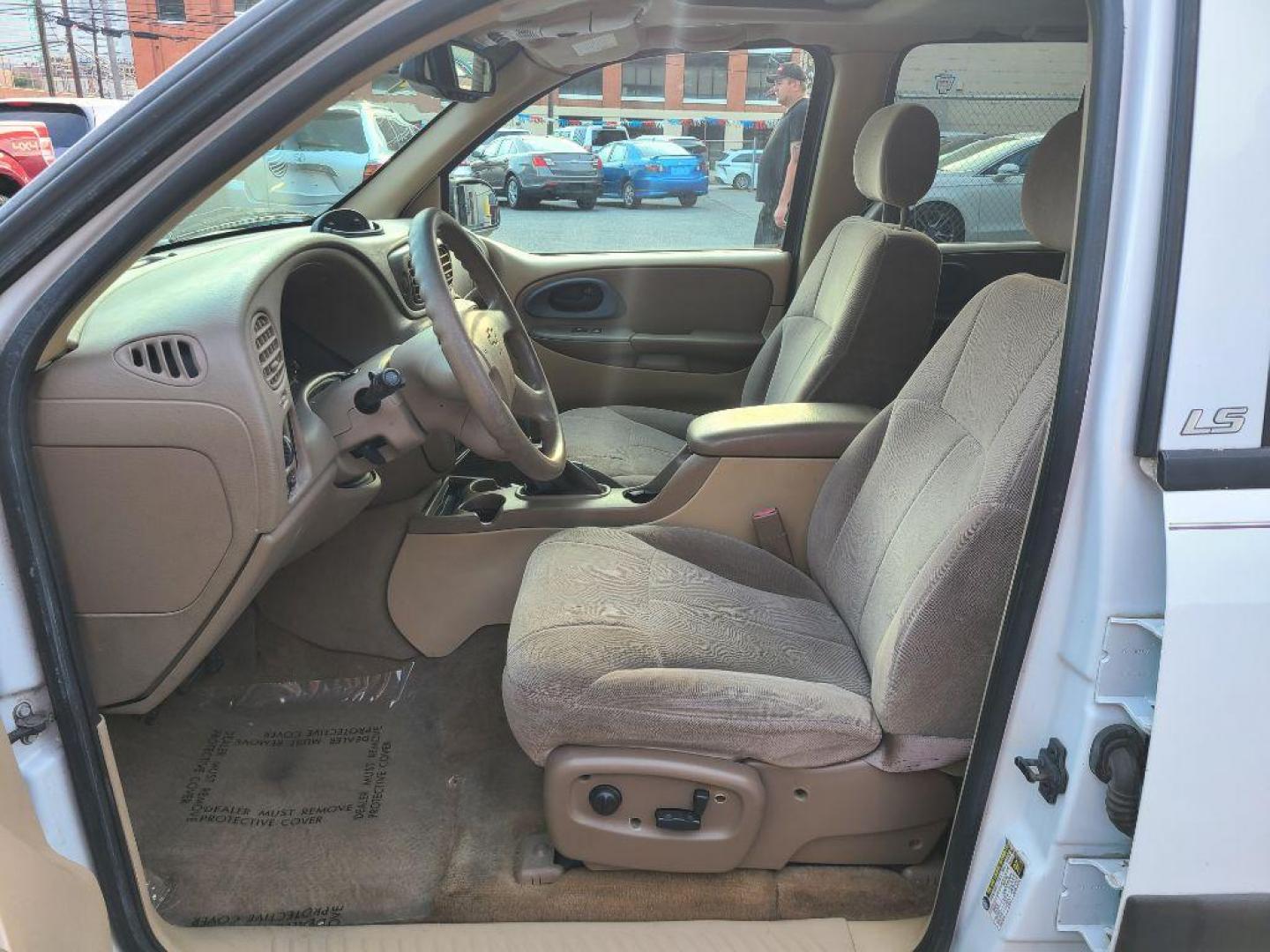 2004 WHITE CHEVROLET TRAILBLAZER LS (1GNDT13S642) with an 4.2L engine, Automatic transmission, located at 117 North Cameron Street, Harrisburg, PA, 17101, (717) 963-8962, 40.267021, -76.875351 - WE FINANCE!!! Good Credit/ Bad Credit/ No Credit - ALL Trade-Ins Welcomed!!! ***Guaranteed Credit Approval*** APPLY ONLINE or CALL us TODAY ;) Please call us to discuss your cash and financing options. - Photo#13