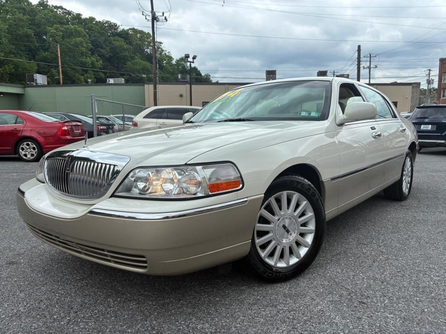2004 WHITE LINCOLN TOWN CAR EXECUTIVE (1LNHM81W04Y) with an 4.6L engine, Automatic transmission, located at 117 North Cameron Street, Harrisburg, PA, 17101, (717) 963-8962, 40.267021, -76.875351 - WE FINANCE!!! MOST vehicles are available for financing. Good Credit/ Challenged Credit/ No Credit - ALL Trade-Ins Welcomed!!! APPLY ONLINE or CALL us TODAY Please call us to discuss your cash and/or financing options. Thanks for checking our inventory! We're here to help. - Photo#0