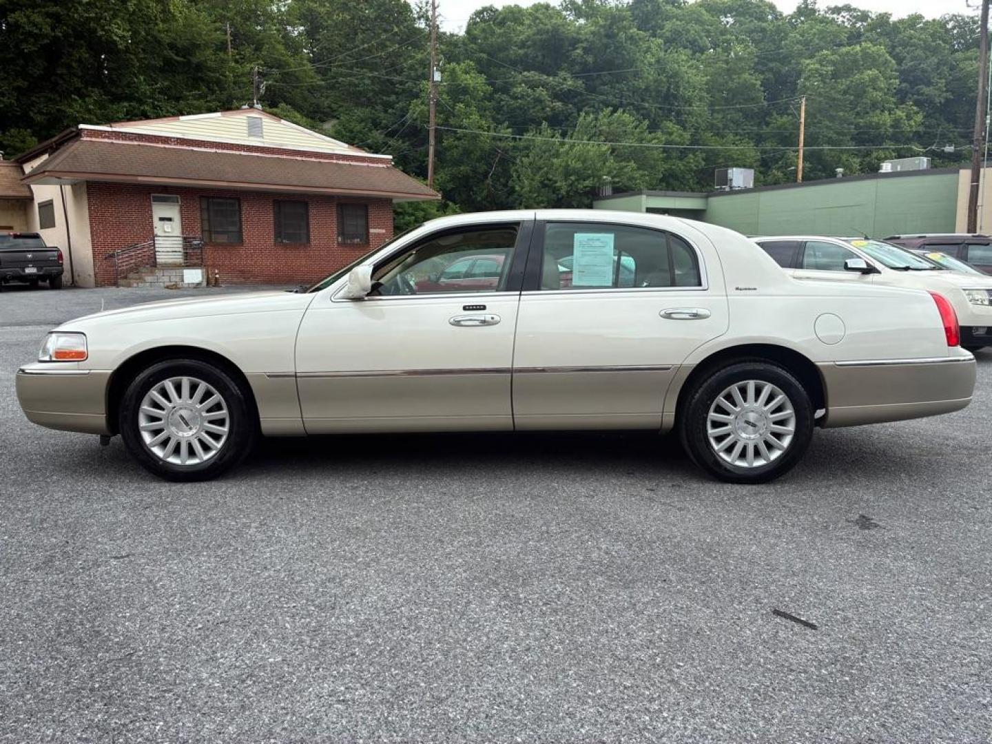 2004 WHITE LINCOLN TOWN CAR EXECUTIVE (1LNHM81W04Y) with an 4.6L engine, Automatic transmission, located at 117 North Cameron Street, Harrisburg, PA, 17101, (717) 963-8962, 40.267021, -76.875351 - WE FINANCE!!! MOST vehicles are available for financing. Good Credit/ Challenged Credit/ No Credit - ALL Trade-Ins Welcomed!!! APPLY ONLINE or CALL us TODAY Please call us to discuss your cash and/or financing options. Thanks for checking our inventory! We're here to help. - Photo#1