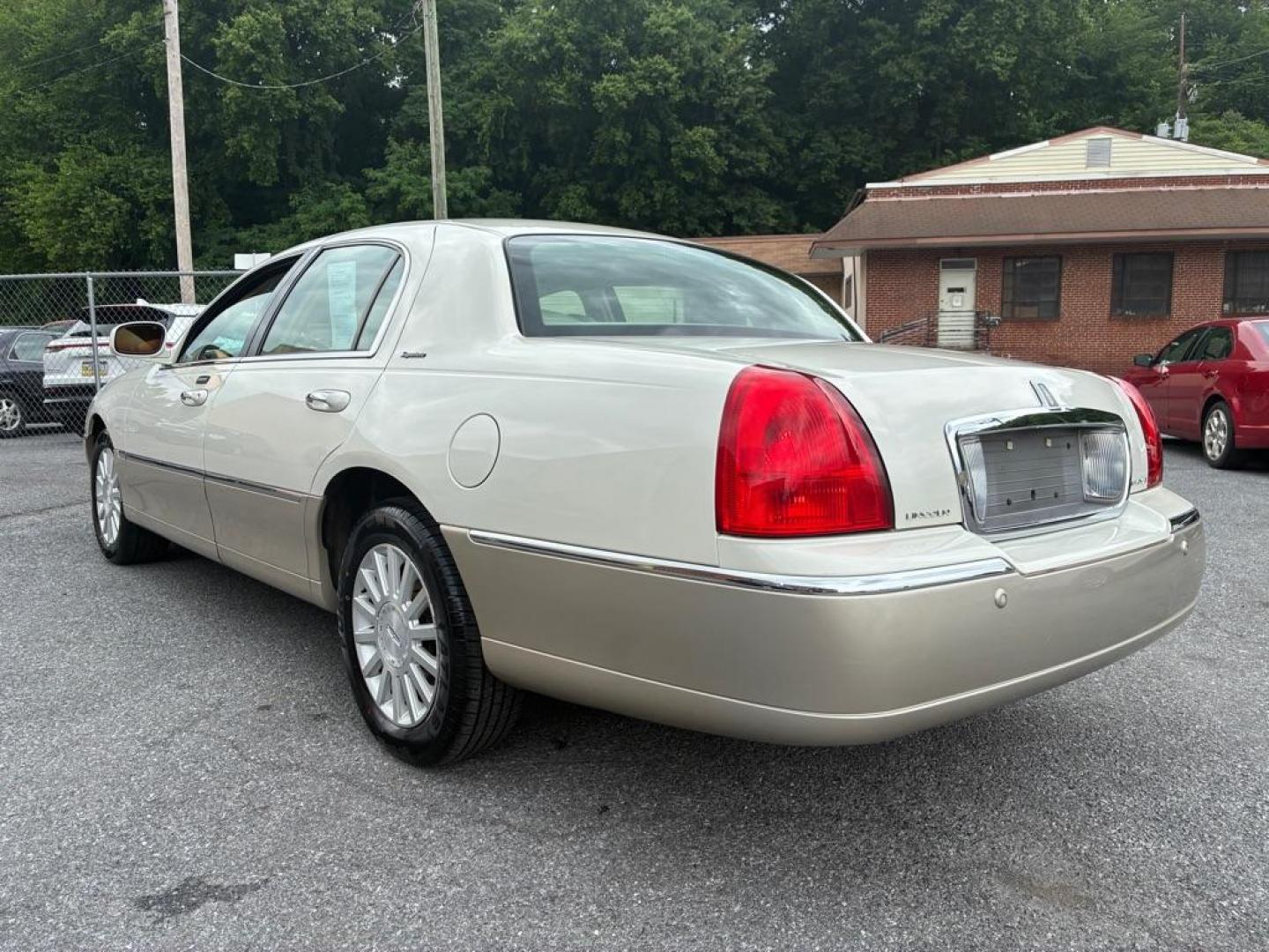 2004 WHITE LINCOLN TOWN CAR EXECUTIVE (1LNHM81W04Y) with an 4.6L engine, Automatic transmission, located at 117 North Cameron Street, Harrisburg, PA, 17101, (717) 963-8962, 40.267021, -76.875351 - WE FINANCE!!! MOST vehicles are available for financing. Good Credit/ Challenged Credit/ No Credit - ALL Trade-Ins Welcomed!!! APPLY ONLINE or CALL us TODAY Please call us to discuss your cash and/or financing options. Thanks for checking our inventory! We're here to help. - Photo#2