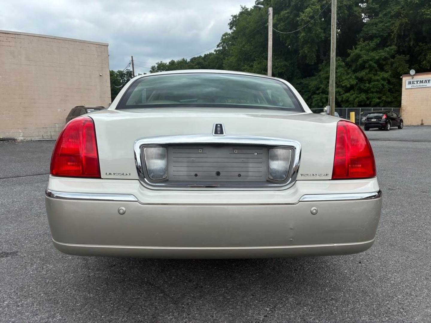 2004 WHITE LINCOLN TOWN CAR EXECUTIVE (1LNHM81W04Y) with an 4.6L engine, Automatic transmission, located at 117 North Cameron Street, Harrisburg, PA, 17101, (717) 963-8962, 40.267021, -76.875351 - WE FINANCE!!! MOST vehicles are available for financing. Good Credit/ Challenged Credit/ No Credit - ALL Trade-Ins Welcomed!!! APPLY ONLINE or CALL us TODAY Please call us to discuss your cash and/or financing options. Thanks for checking our inventory! We're here to help. - Photo#3