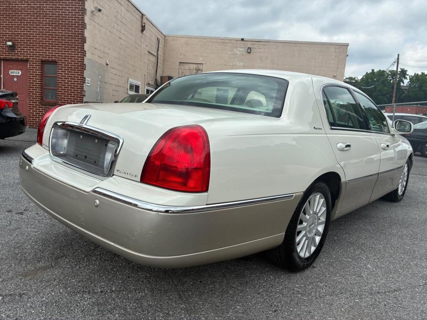 2004 WHITE LINCOLN TOWN CAR EXECUTIVE (1LNHM81W04Y) with an 4.6L engine, Automatic transmission, located at 117 North Cameron Street, Harrisburg, PA, 17101, (717) 963-8962, 40.267021, -76.875351 - WE FINANCE!!! MOST vehicles are available for financing. Good Credit/ Challenged Credit/ No Credit - ALL Trade-Ins Welcomed!!! APPLY ONLINE or CALL us TODAY Please call us to discuss your cash and/or financing options. Thanks for checking our inventory! We're here to help. - Photo#4