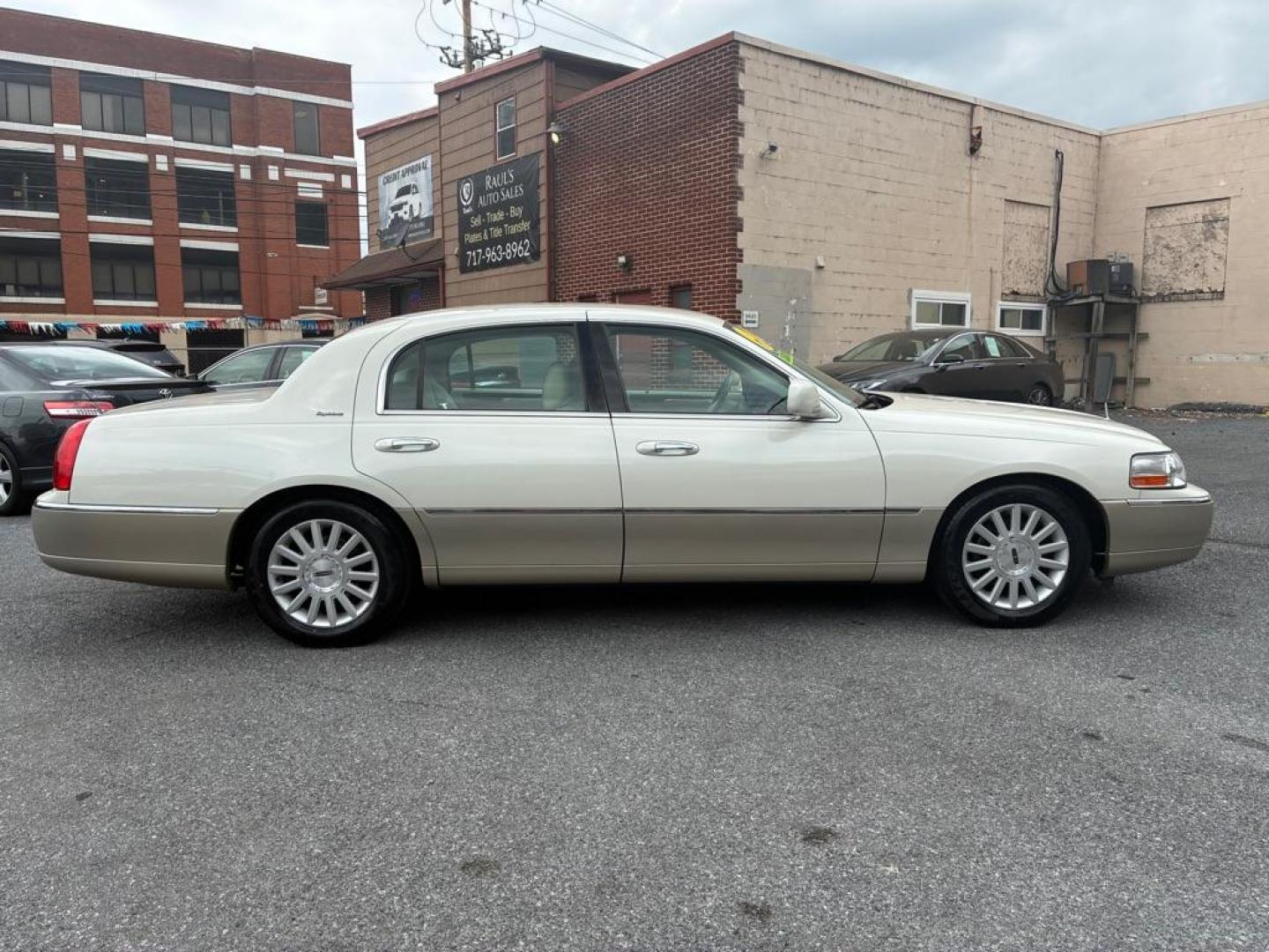 2004 WHITE LINCOLN TOWN CAR EXECUTIVE (1LNHM81W04Y) with an 4.6L engine, Automatic transmission, located at 117 North Cameron Street, Harrisburg, PA, 17101, (717) 963-8962, 40.267021, -76.875351 - WE FINANCE!!! MOST vehicles are available for financing. Good Credit/ Challenged Credit/ No Credit - ALL Trade-Ins Welcomed!!! APPLY ONLINE or CALL us TODAY Please call us to discuss your cash and/or financing options. Thanks for checking our inventory! We're here to help. - Photo#5