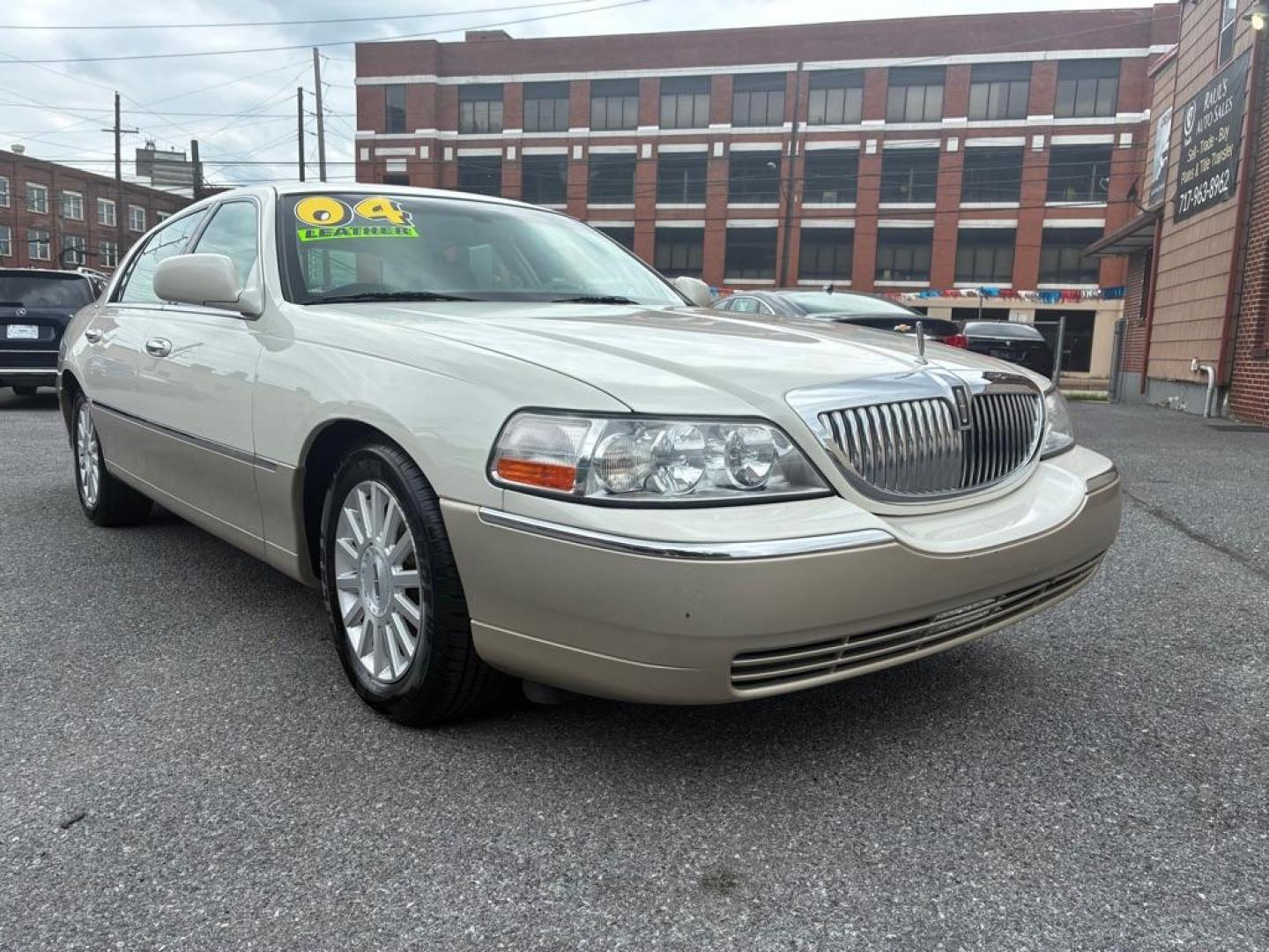 2004 WHITE LINCOLN TOWN CAR EXECUTIVE (1LNHM81W04Y) with an 4.6L engine, Automatic transmission, located at 117 North Cameron Street, Harrisburg, PA, 17101, (717) 963-8962, 40.267021, -76.875351 - WE FINANCE!!! MOST vehicles are available for financing. Good Credit/ Challenged Credit/ No Credit - ALL Trade-Ins Welcomed!!! APPLY ONLINE or CALL us TODAY Please call us to discuss your cash and/or financing options. Thanks for checking our inventory! We're here to help. - Photo#6