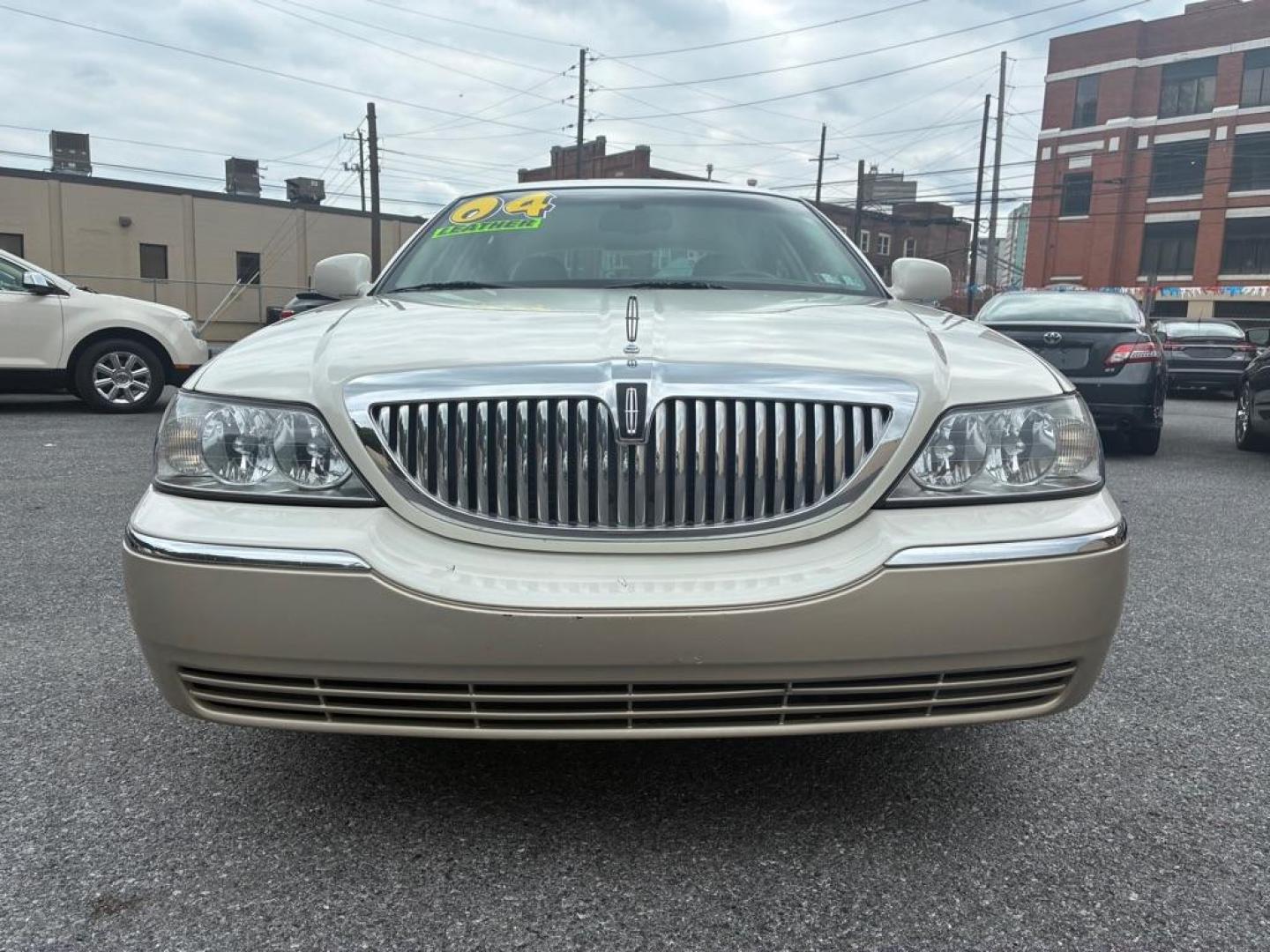 2004 WHITE LINCOLN TOWN CAR EXECUTIVE (1LNHM81W04Y) with an 4.6L engine, Automatic transmission, located at 117 North Cameron Street, Harrisburg, PA, 17101, (717) 963-8962, 40.267021, -76.875351 - WE FINANCE!!! MOST vehicles are available for financing. Good Credit/ Challenged Credit/ No Credit - ALL Trade-Ins Welcomed!!! APPLY ONLINE or CALL us TODAY Please call us to discuss your cash and/or financing options. Thanks for checking our inventory! We're here to help. - Photo#7