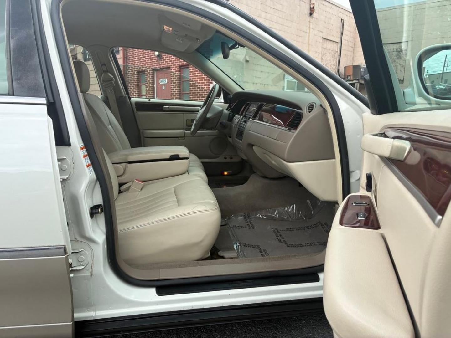 2004 WHITE LINCOLN TOWN CAR EXECUTIVE (1LNHM81W04Y) with an 4.6L engine, Automatic transmission, located at 117 North Cameron Street, Harrisburg, PA, 17101, (717) 963-8962, 40.267021, -76.875351 - WE FINANCE!!! MOST vehicles are available for financing. Good Credit/ Challenged Credit/ No Credit - ALL Trade-Ins Welcomed!!! APPLY ONLINE or CALL us TODAY Please call us to discuss your cash and/or financing options. Thanks for checking our inventory! We're here to help. - Photo#8