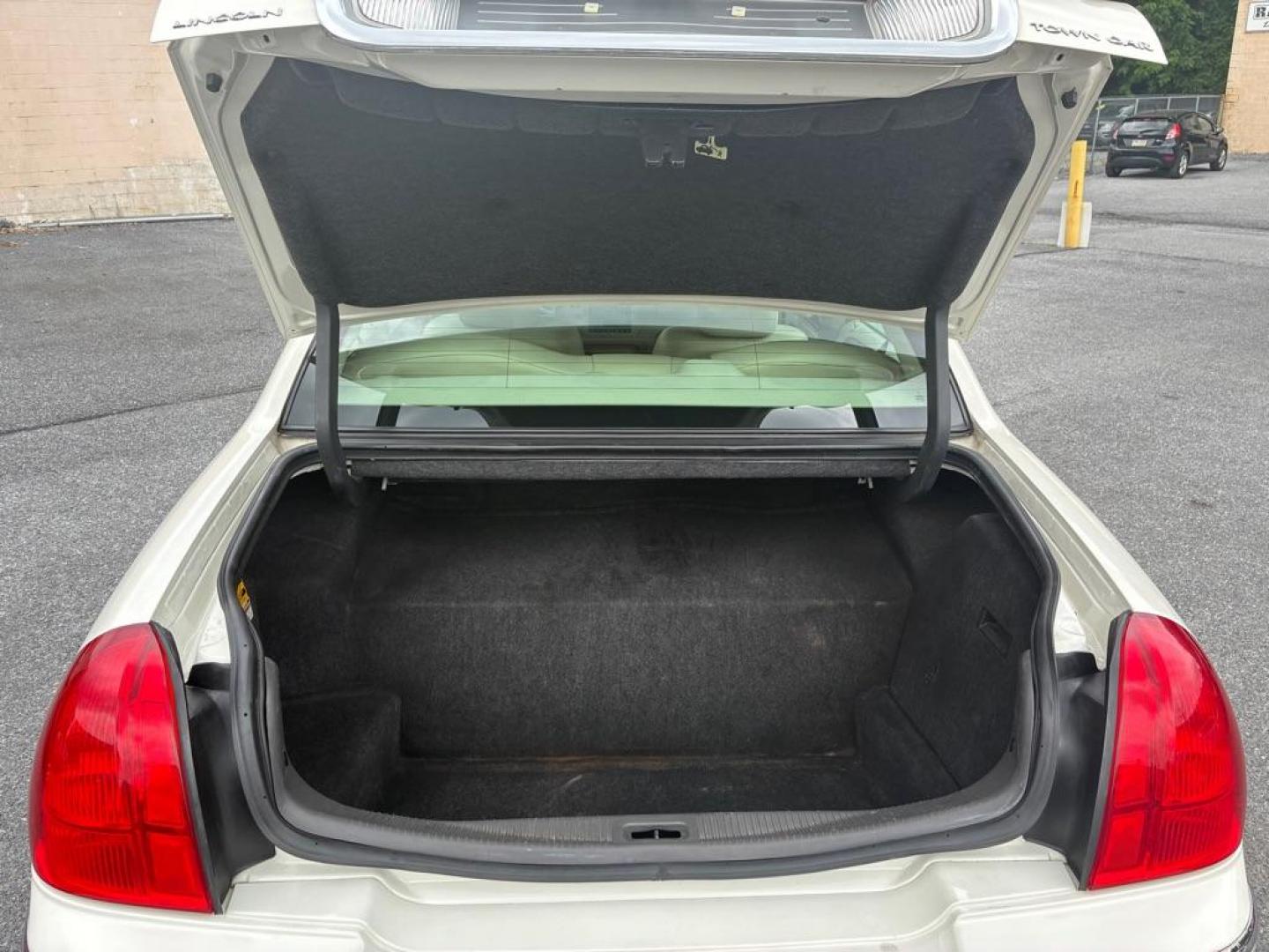 2004 WHITE LINCOLN TOWN CAR EXECUTIVE (1LNHM81W04Y) with an 4.6L engine, Automatic transmission, located at 117 North Cameron Street, Harrisburg, PA, 17101, (717) 963-8962, 40.267021, -76.875351 - WE FINANCE!!! MOST vehicles are available for financing. Good Credit/ Challenged Credit/ No Credit - ALL Trade-Ins Welcomed!!! APPLY ONLINE or CALL us TODAY Please call us to discuss your cash and/or financing options. Thanks for checking our inventory! We're here to help. - Photo#10