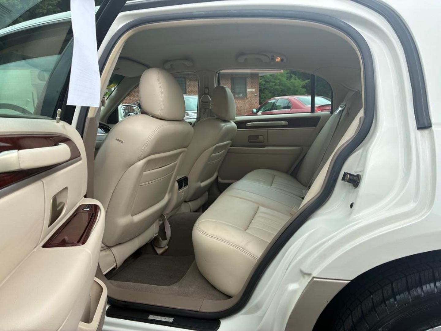 2004 WHITE LINCOLN TOWN CAR EXECUTIVE (1LNHM81W04Y) with an 4.6L engine, Automatic transmission, located at 117 North Cameron Street, Harrisburg, PA, 17101, (717) 963-8962, 40.267021, -76.875351 - WE FINANCE!!! MOST vehicles are available for financing. Good Credit/ Challenged Credit/ No Credit - ALL Trade-Ins Welcomed!!! APPLY ONLINE or CALL us TODAY Please call us to discuss your cash and/or financing options. Thanks for checking our inventory! We're here to help. - Photo#11