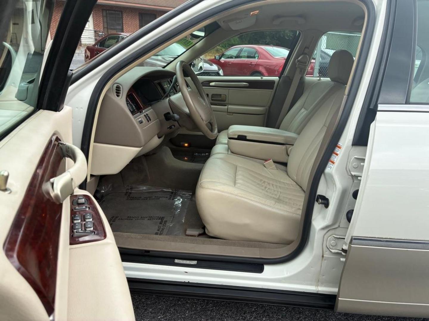 2004 WHITE LINCOLN TOWN CAR EXECUTIVE (1LNHM81W04Y) with an 4.6L engine, Automatic transmission, located at 117 North Cameron Street, Harrisburg, PA, 17101, (717) 963-8962, 40.267021, -76.875351 - WE FINANCE!!! MOST vehicles are available for financing. Good Credit/ Challenged Credit/ No Credit - ALL Trade-Ins Welcomed!!! APPLY ONLINE or CALL us TODAY Please call us to discuss your cash and/or financing options. Thanks for checking our inventory! We're here to help. - Photo#13