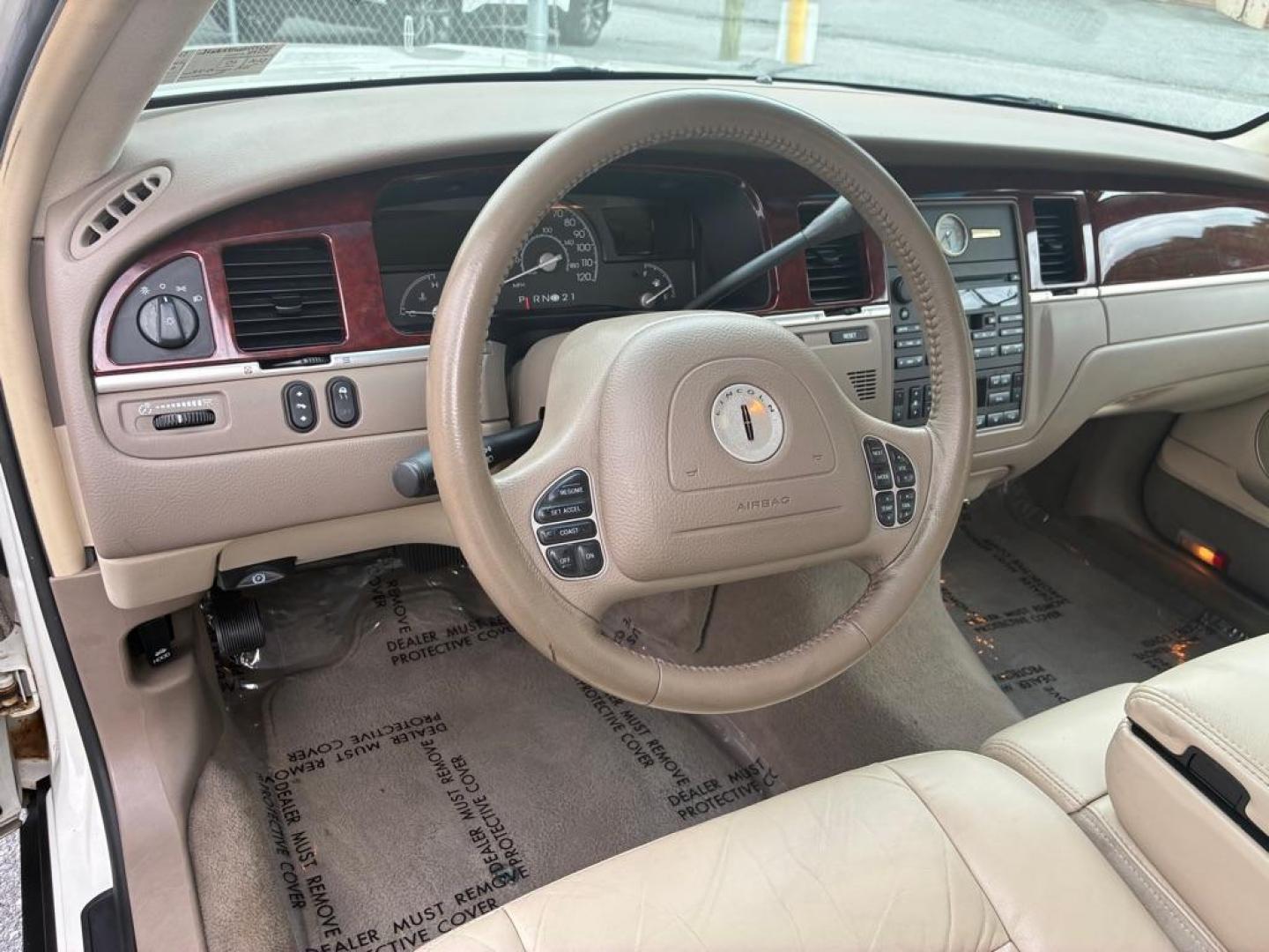 2004 WHITE LINCOLN TOWN CAR EXECUTIVE (1LNHM81W04Y) with an 4.6L engine, Automatic transmission, located at 117 North Cameron Street, Harrisburg, PA, 17101, (717) 963-8962, 40.267021, -76.875351 - WE FINANCE!!! MOST vehicles are available for financing. Good Credit/ Challenged Credit/ No Credit - ALL Trade-Ins Welcomed!!! APPLY ONLINE or CALL us TODAY Please call us to discuss your cash and/or financing options. Thanks for checking our inventory! We're here to help. - Photo#14
