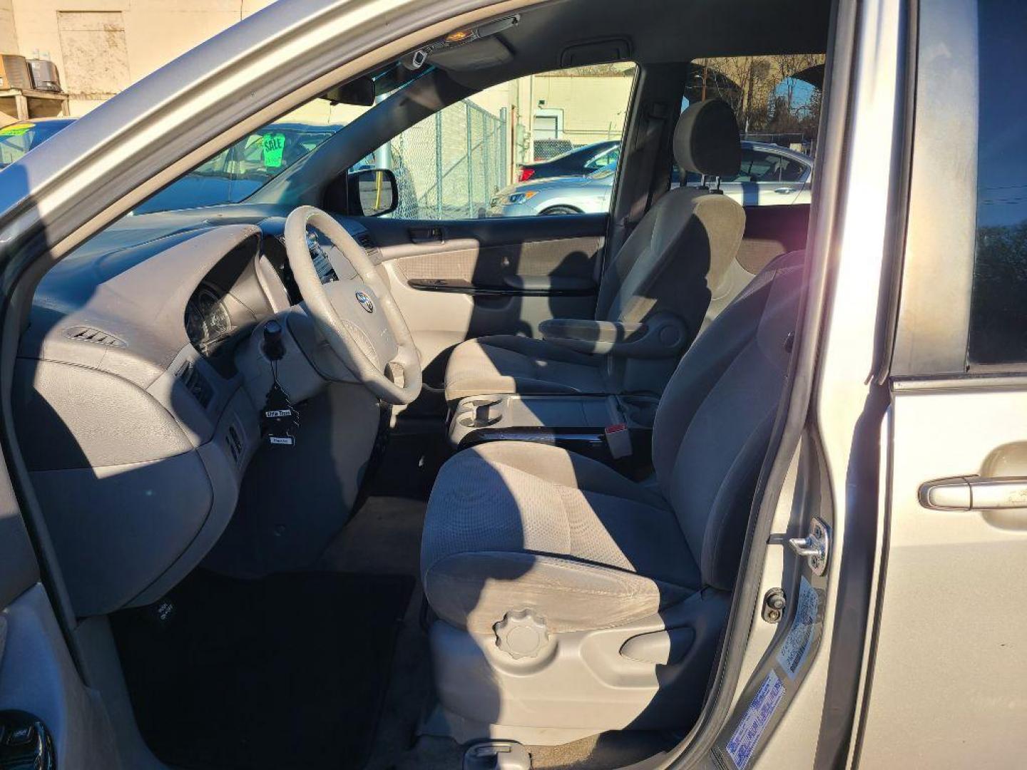 2004 SILVER TOYOTA SIENNA CE (5TDZA23C54S) with an 3.3L engine, Automatic transmission, located at 117 North Cameron Street, Harrisburg, PA, 17101, (717) 963-8962, 40.267021, -76.875351 - WE FINANCE!!! Good Credit/ Bad Credit/ No Credit - ALL Trade-Ins Welcomed!!! ***Guaranteed Credit Approval*** APPLY ONLINE or CALL us TODAY ;) Internet Prices and Marketplace Prices are SPECIAL discounted ***CASH DEALS*** Retail Prices are higher. Please call us to discuss your cash and finan - Photo#12