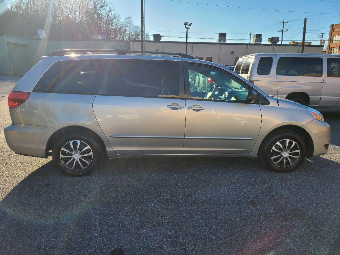 2004 SILVER TOYOTA SIENNA CE (5TDZA23C54S) with an 3.3L engine, Automatic transmission, located at 117 North Cameron Street, Harrisburg, PA, 17101, (717) 963-8962, 40.267021, -76.875351 - WE FINANCE!!! Good Credit/ Bad Credit/ No Credit - ALL Trade-Ins Welcomed!!! ***Guaranteed Credit Approval*** APPLY ONLINE or CALL us TODAY ;) Internet Prices and Marketplace Prices are SPECIAL discounted ***CASH DEALS*** Retail Prices are higher. Please call us to discuss your cash and finan - Photo#5
