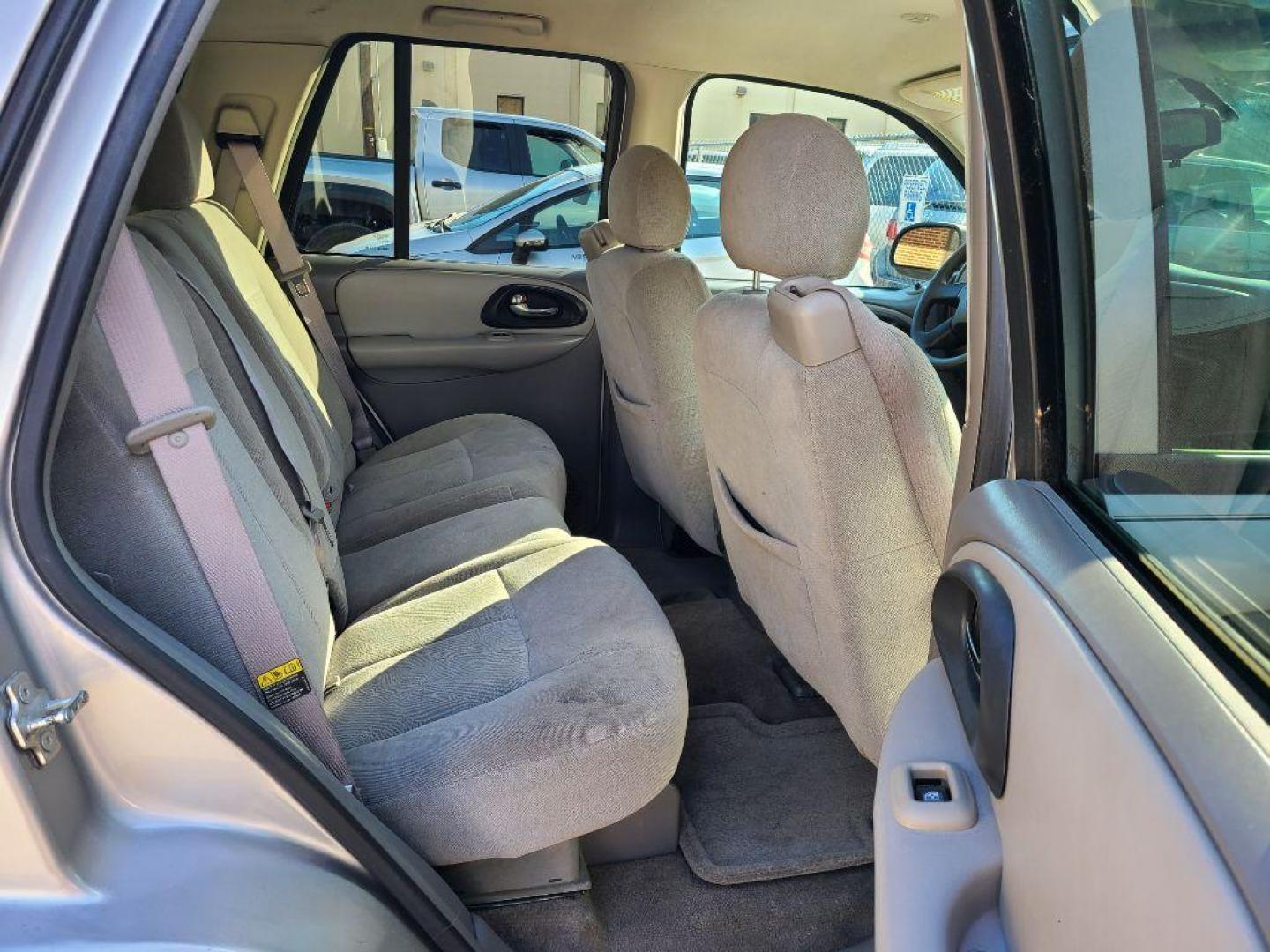 2005 SILVER CHEVROLET TRAILBLAZER LS (1GNDT13S052) with an 4.2L engine, Automatic transmission, located at 117 North Cameron Street, Harrisburg, PA, 17101, (717) 963-8962, 40.267021, -76.875351 - Photo#10