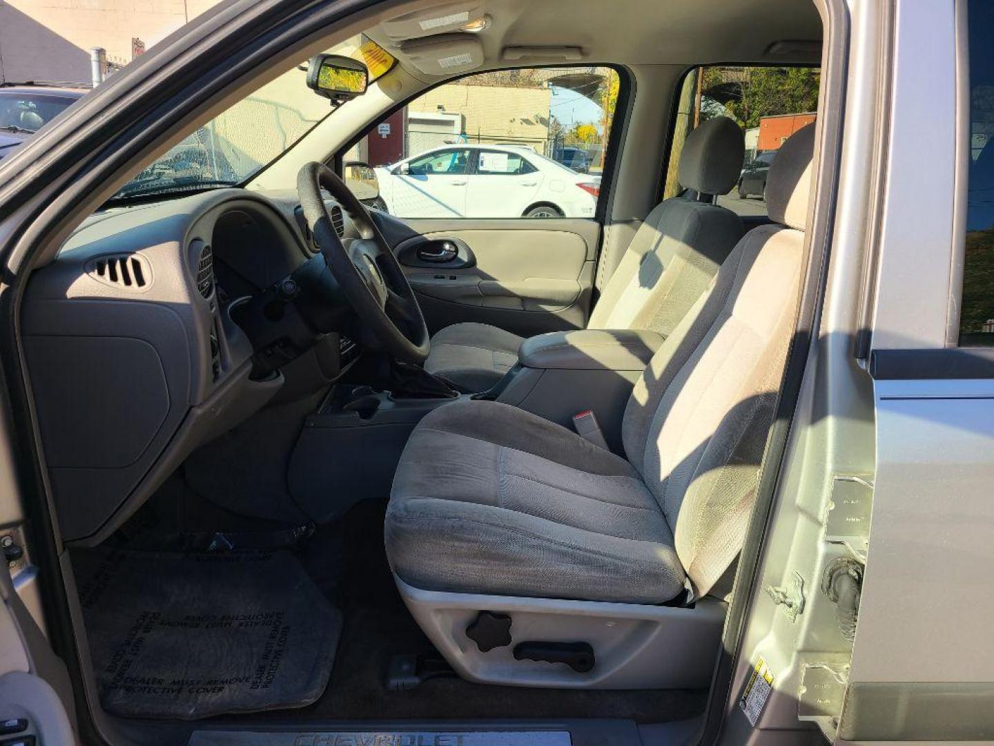 2005 SILVER CHEVROLET TRAILBLAZER LS (1GNDT13S052) with an 4.2L engine, Automatic transmission, located at 117 North Cameron Street, Harrisburg, PA, 17101, (717) 963-8962, 40.267021, -76.875351 - Photo#13