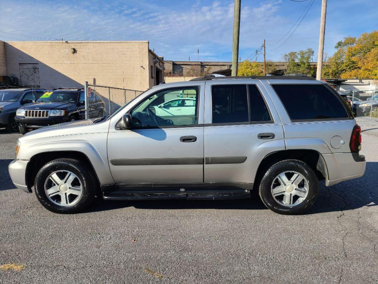 2005 SILVER CHEVROLET TRAILBLAZER LS (1GNDT13S052) with an 4.2L engine, Automatic transmission, located at 117 North Cameron Street, Harrisburg, PA, 17101, (717) 963-8962, 40.267021, -76.875351 - Photo#1