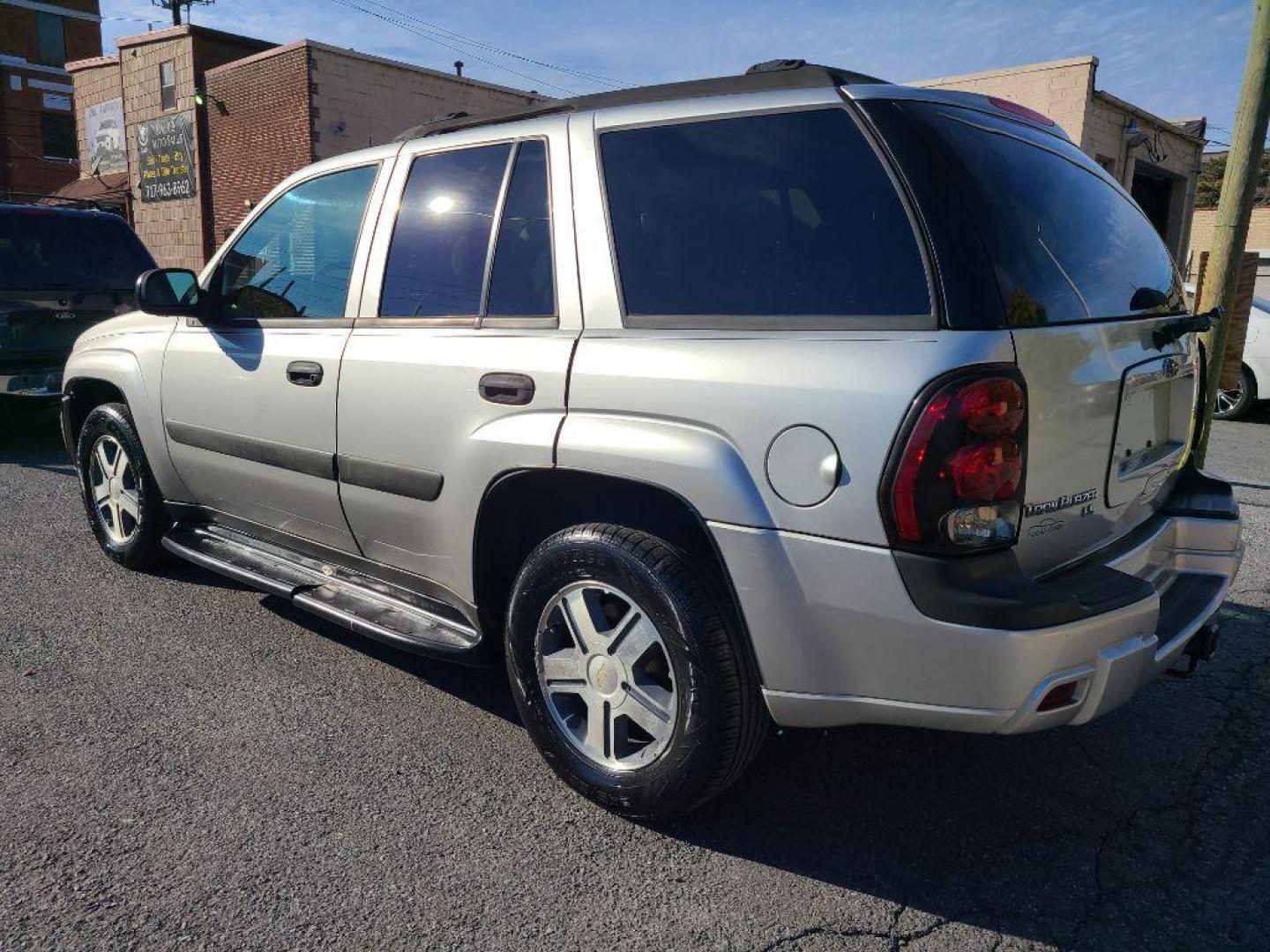 2005 SILVER CHEVROLET TRAILBLAZER LS (1GNDT13S052) with an 4.2L engine, Automatic transmission, located at 117 North Cameron Street, Harrisburg, PA, 17101, (717) 963-8962, 40.267021, -76.875351 - Photo#2