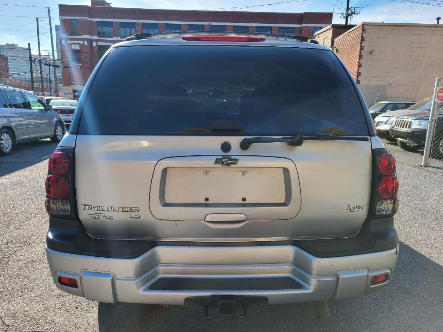 2005 SILVER CHEVROLET TRAILBLAZER LS (1GNDT13S052) with an 4.2L engine, Automatic transmission, located at 117 North Cameron Street, Harrisburg, PA, 17101, (717) 963-8962, 40.267021, -76.875351 - Photo#3