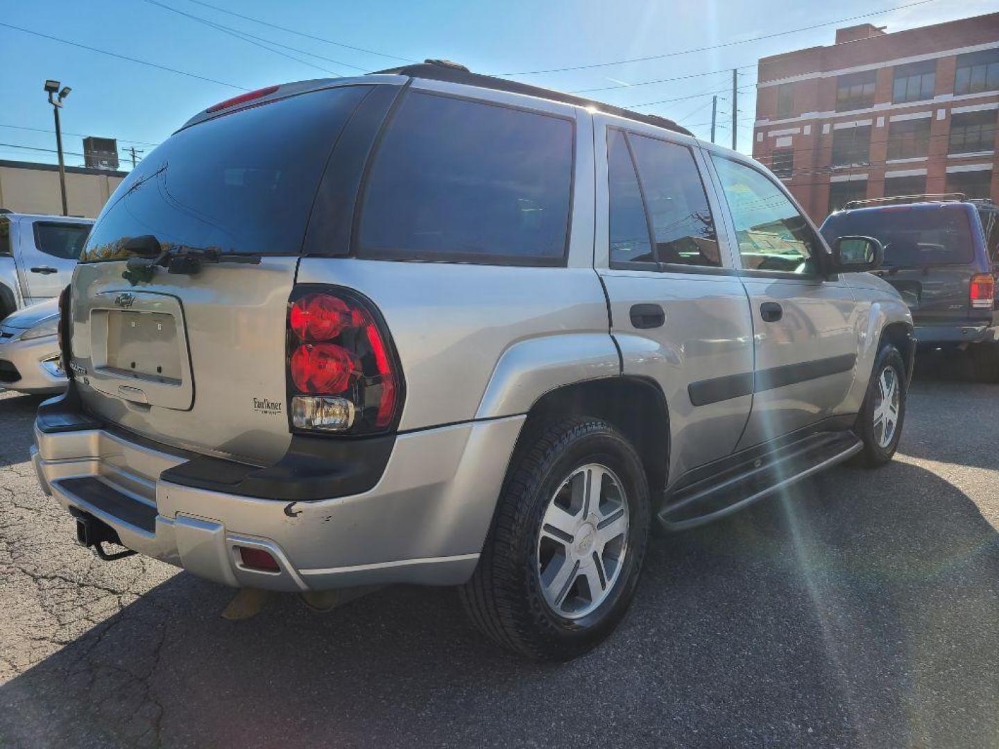 2005 SILVER CHEVROLET TRAILBLAZER LS (1GNDT13S052) with an 4.2L engine, Automatic transmission, located at 117 North Cameron Street, Harrisburg, PA, 17101, (717) 963-8962, 40.267021, -76.875351 - Photo#4