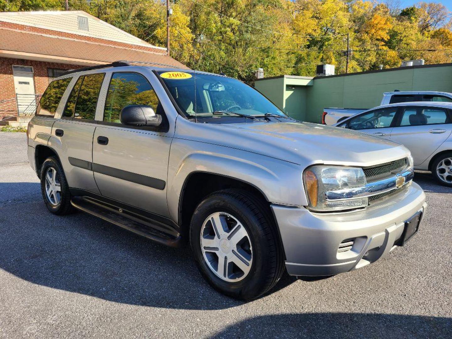 2005 SILVER CHEVROLET TRAILBLAZER LS (1GNDT13S052) with an 4.2L engine, Automatic transmission, located at 117 North Cameron Street, Harrisburg, PA, 17101, (717) 963-8962, 40.267021, -76.875351 - Photo#6