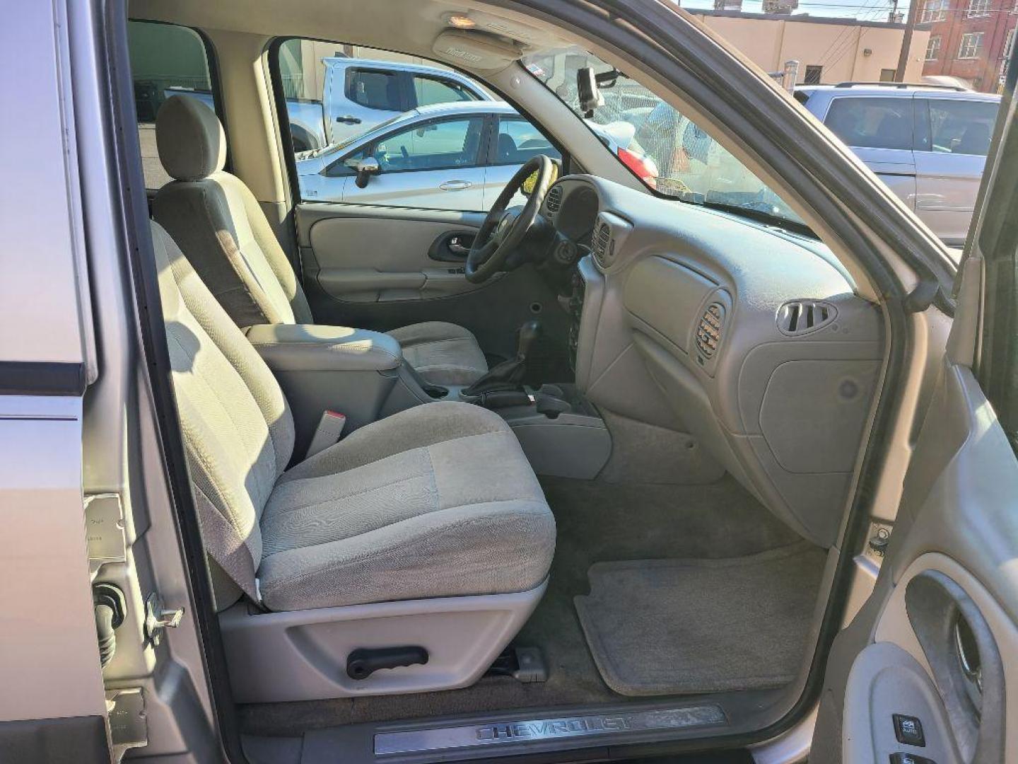 2005 SILVER CHEVROLET TRAILBLAZER LS (1GNDT13S052) with an 4.2L engine, Automatic transmission, located at 117 North Cameron Street, Harrisburg, PA, 17101, (717) 963-8962, 40.267021, -76.875351 - Photo#8