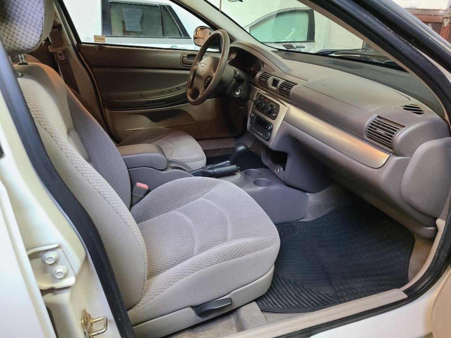 2005 WHITE CHRYSLER SEBRING TOURING (1C3EL56R05N) with an 2.7L engine, Automatic transmission, located at 117 North Cameron Street, Harrisburg, PA, 17101, (717) 963-8962, 40.267021, -76.875351 - Photo#6