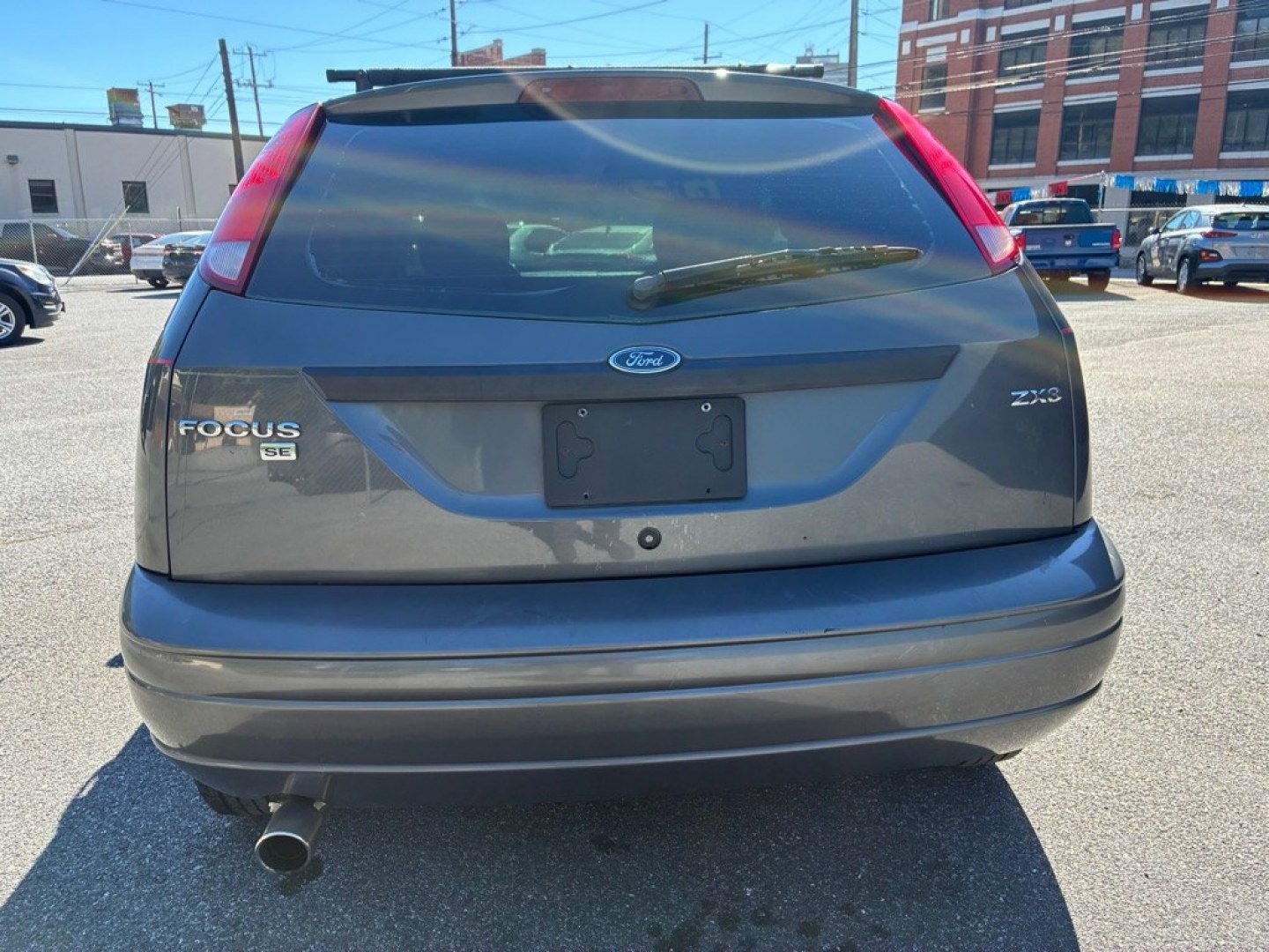 2005 GRAY FORD FOCUS ZX3 (3FAFP31N45R) with an 2.0L engine, Automatic transmission, located at 117 North Cameron Street, Harrisburg, PA, 17101, (717) 963-8962, 40.267021, -76.875351- Photo#3