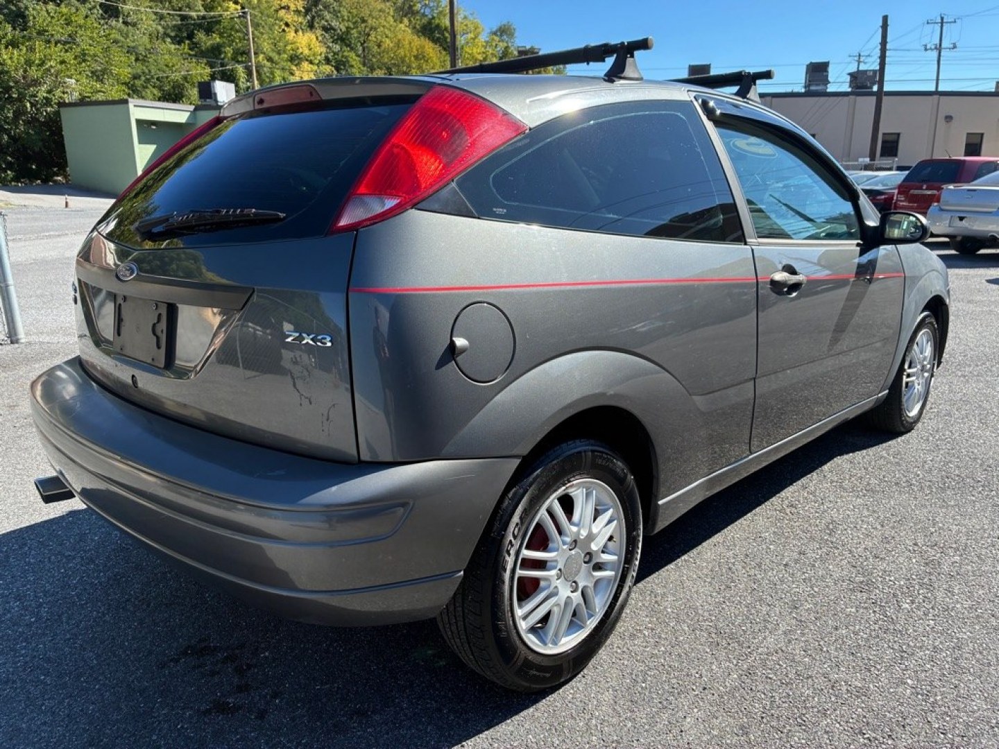 2005 GRAY FORD FOCUS ZX3 (3FAFP31N45R) with an 2.0L engine, Automatic transmission, located at 117 North Cameron Street, Harrisburg, PA, 17101, (717) 963-8962, 40.267021, -76.875351- Photo#4