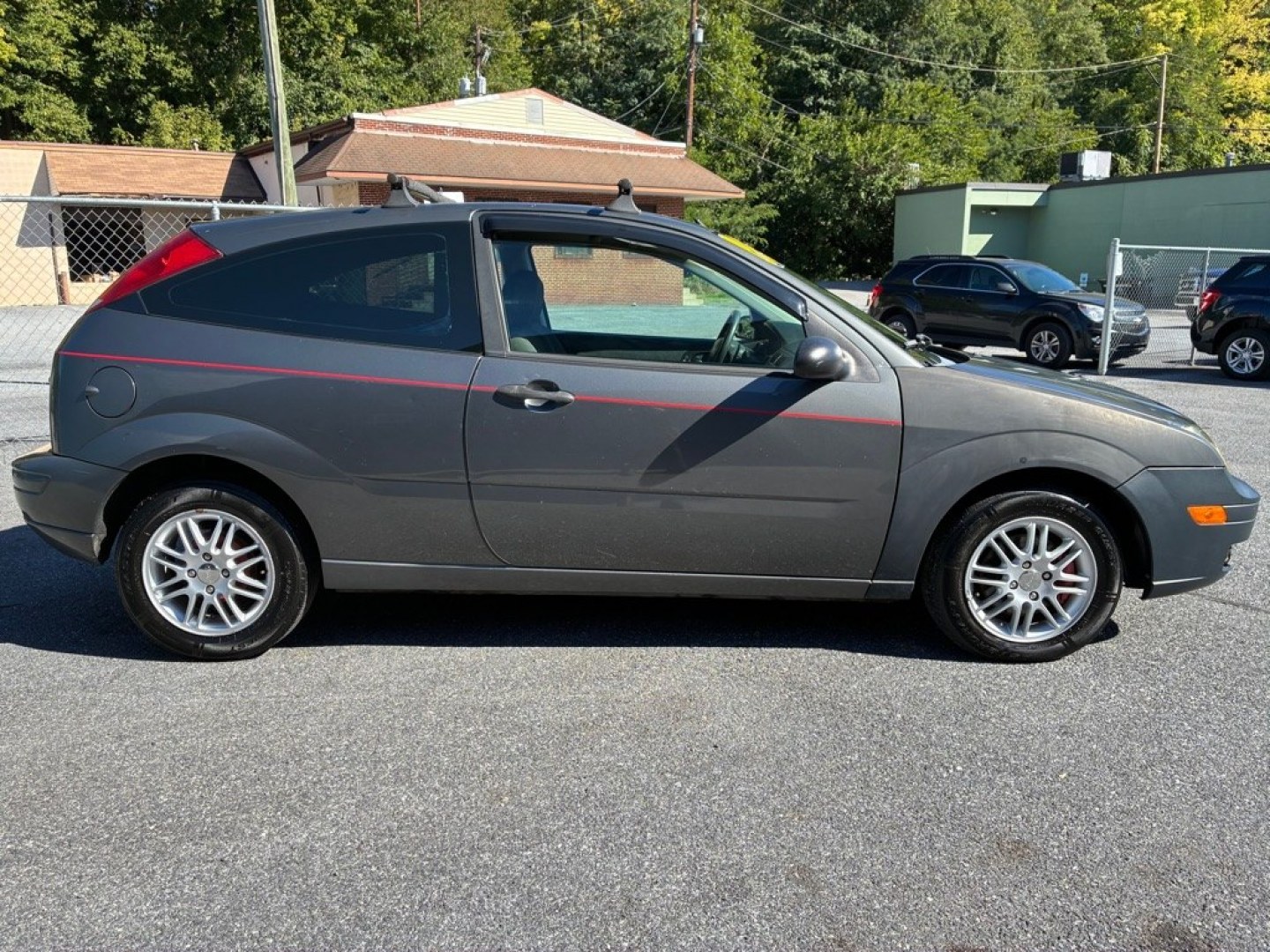 2005 GRAY FORD FOCUS ZX3 (3FAFP31N45R) with an 2.0L engine, Automatic transmission, located at 117 North Cameron Street, Harrisburg, PA, 17101, (717) 963-8962, 40.267021, -76.875351- Photo#5