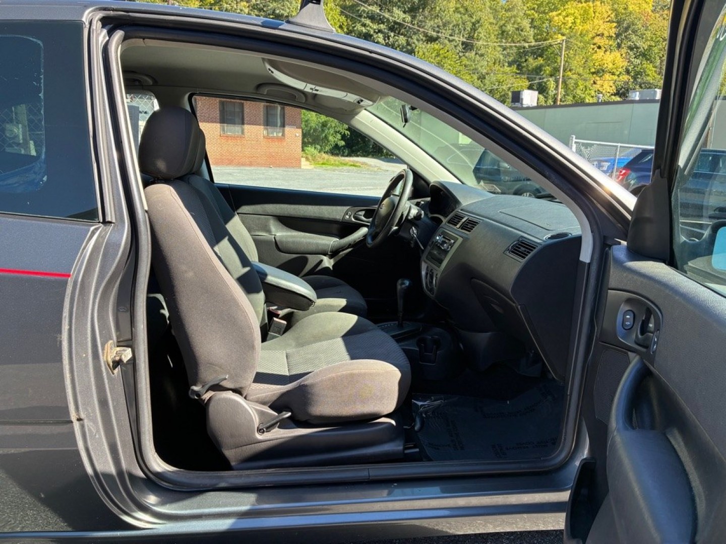2005 GRAY FORD FOCUS ZX3 (3FAFP31N45R) with an 2.0L engine, Automatic transmission, located at 117 North Cameron Street, Harrisburg, PA, 17101, (717) 963-8962, 40.267021, -76.875351- Photo#8