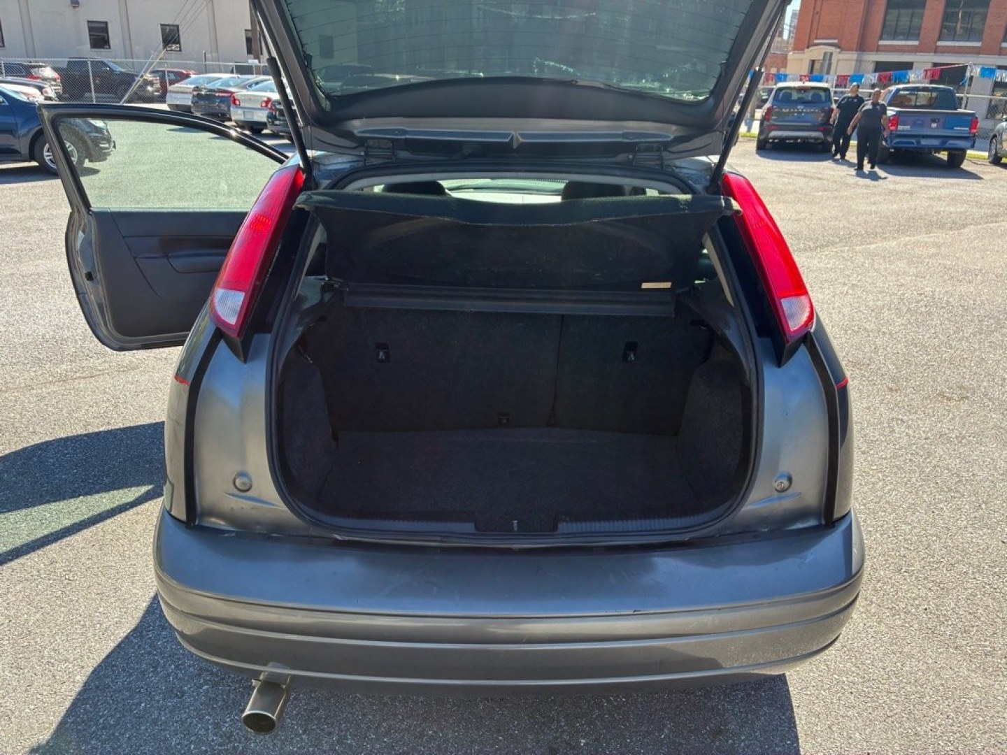 2005 GRAY FORD FOCUS ZX3 (3FAFP31N45R) with an 2.0L engine, Automatic transmission, located at 117 North Cameron Street, Harrisburg, PA, 17101, (717) 963-8962, 40.267021, -76.875351- Photo#10