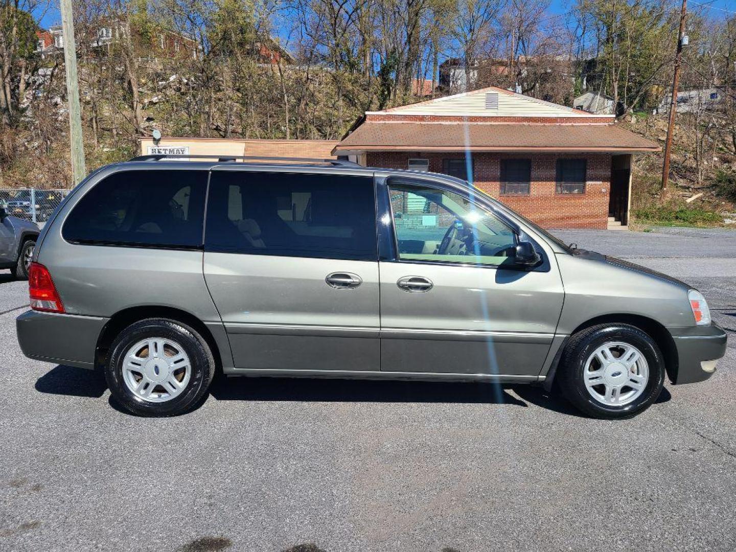 2005 GREEN FORD FREESTAR SEL (2FMZA52295B) with an 4.2L engine, Automatic transmission, located at 117 North Cameron Street, Harrisburg, PA, 17101, (717) 963-8962, 40.267021, -76.875351 - WE FINANCE!!! Good Credit/ Bad Credit/ No Credit - ALL Trade-Ins Welcomed!!! ***Guaranteed Credit Approval*** APPLY ONLINE or CALL us TODAY ;) Internet Prices and Marketplace Prices are SPECIAL discounted ***CASH DEALS*** Retail Prices are higher. Please call us to discuss your cash and finan - Photo#4