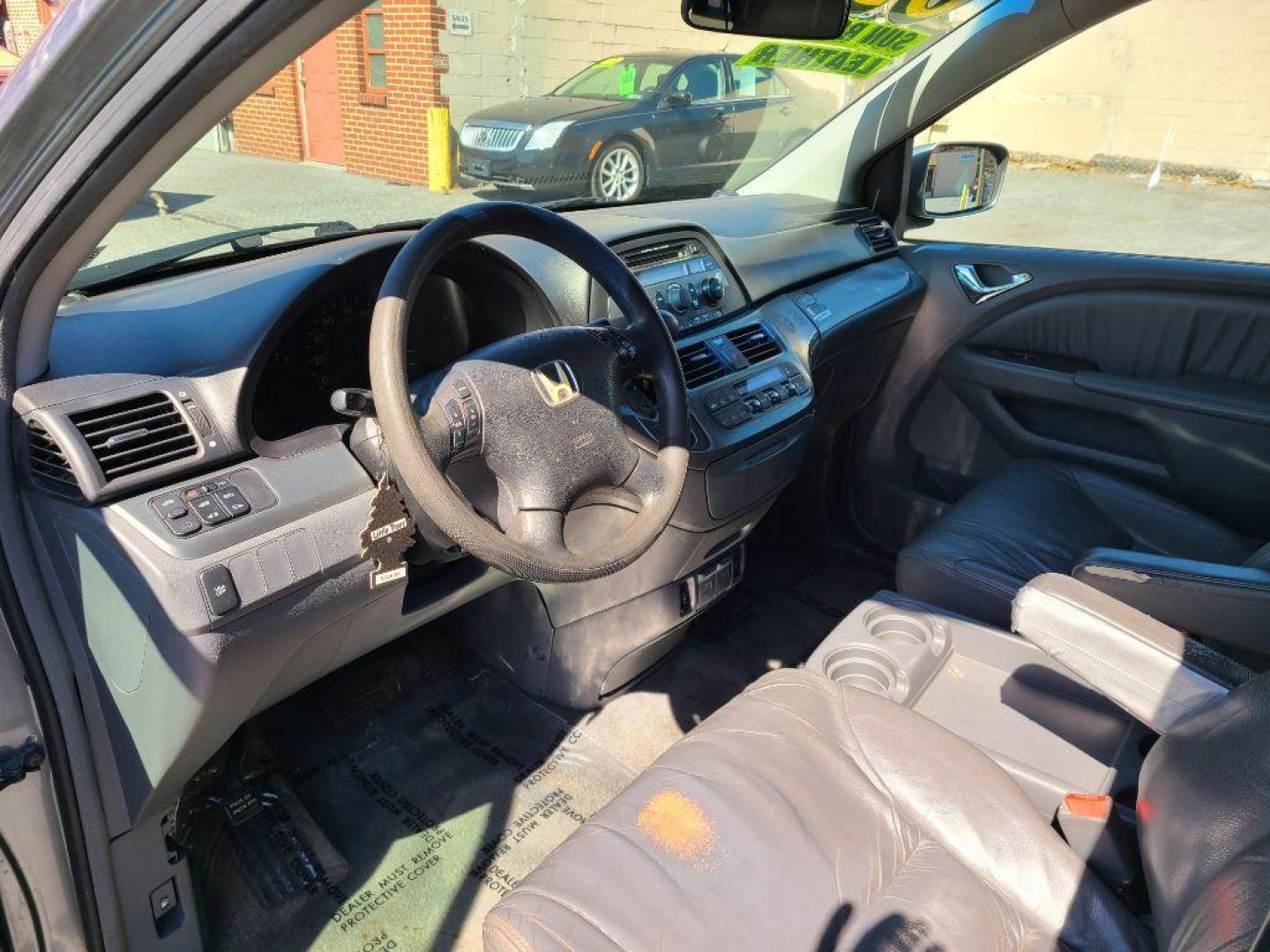 2005 SILVER HONDA ODYSSEY EXL (5FNRL386X5B) with an 3.5L engine, Automatic transmission, located at 117 North Cameron Street, Harrisburg, PA, 17101, (717) 963-8962, 40.267021, -76.875351 - WE FINANCE!!! Good Credit/ Bad Credit/ No Credit - ALL Trade-Ins Welcomed!!! ***Guaranteed Credit Approval*** APPLY ONLINE or CALL us TODAY ;) Internet Prices and Marketplace Prices are SPECIAL discounted ***CASH DEALS*** Retail Prices are higher. Please call us to discuss your cash and finan - Photo#13