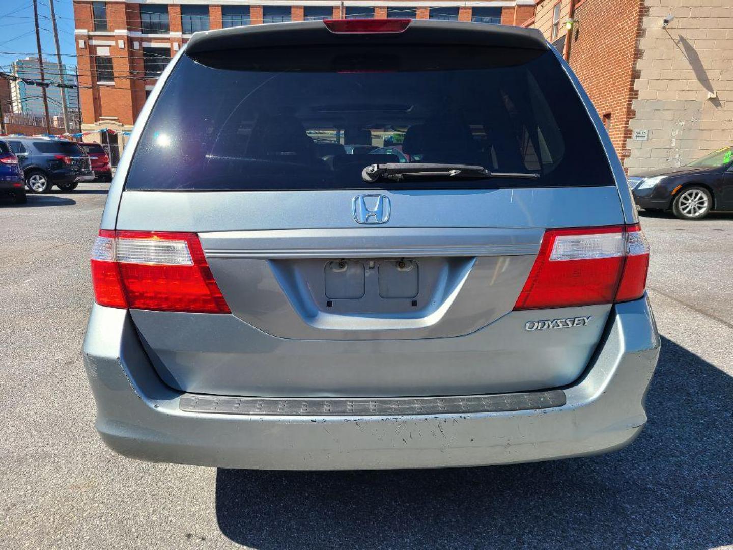 2005 SILVER HONDA ODYSSEY EXL (5FNRL386X5B) with an 3.5L engine, Automatic transmission, located at 117 North Cameron Street, Harrisburg, PA, 17101, (717) 963-8962, 40.267021, -76.875351 - WE FINANCE!!! Good Credit/ Bad Credit/ No Credit - ALL Trade-Ins Welcomed!!! ***Guaranteed Credit Approval*** APPLY ONLINE or CALL us TODAY ;) Internet Prices and Marketplace Prices are SPECIAL discounted ***CASH DEALS*** Retail Prices are higher. Please call us to discuss your cash and finan - Photo#4