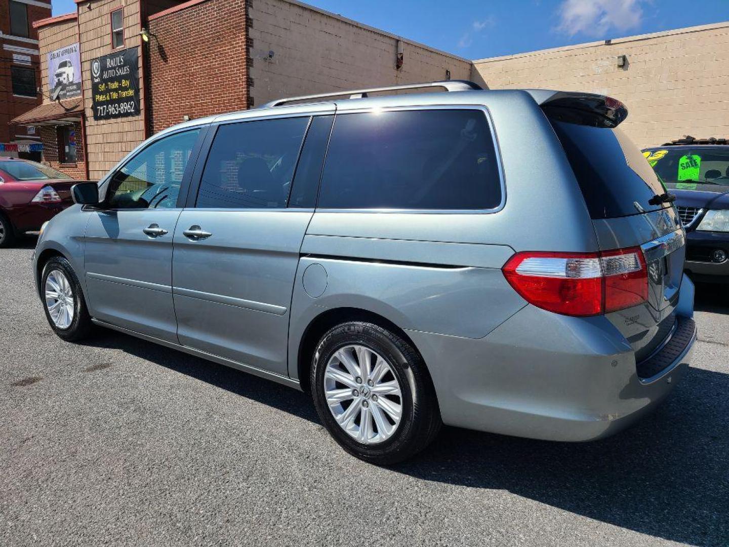 2005 SILVER HONDA ODYSSEY TOURING (5FNRL38865B) with an 3.5L engine, Automatic transmission, located at 117 North Cameron Street, Harrisburg, PA, 17101, (717) 963-8962, 40.267021, -76.875351 - WE FINANCE!!! Good Credit/ Bad Credit/ No Credit - ALL Trade-Ins Welcomed!!! ***Guaranteed Credit Approval*** APPLY ONLINE or CALL us TODAY ;) Internet Prices and Marketplace Prices are SPECIAL discounted ***CASH DEALS*** Retail Prices are higher. Please call us to discuss your cash and finan - Photo#4