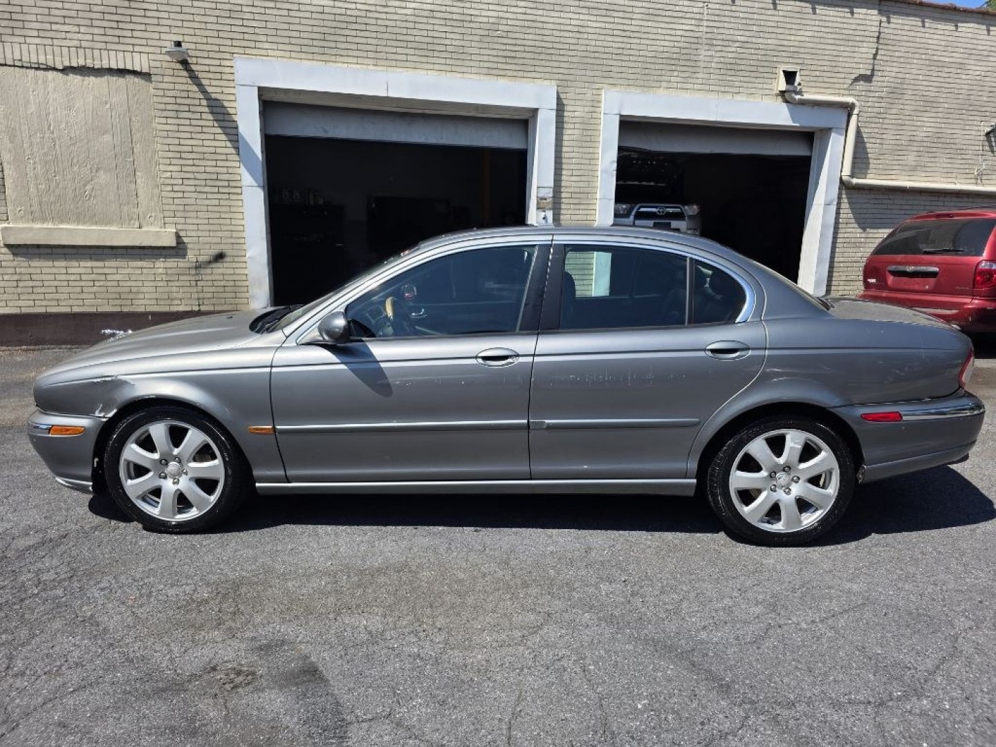 2005 GREY JAGUAR X-TYPE 3.0 (SAJWA51C65W) with an 3.0L engine, Automatic transmission, located at 131 N Cameron st, Harrisburg, PA, 17101, (717) 561-2926, 40.267086, -76.875374 - $1600 CASH DEAL, RUNS AND DRIVES. TRADE IN SPECIAL. INSPECTED TIL 12/26 AS-IS- Photo#1