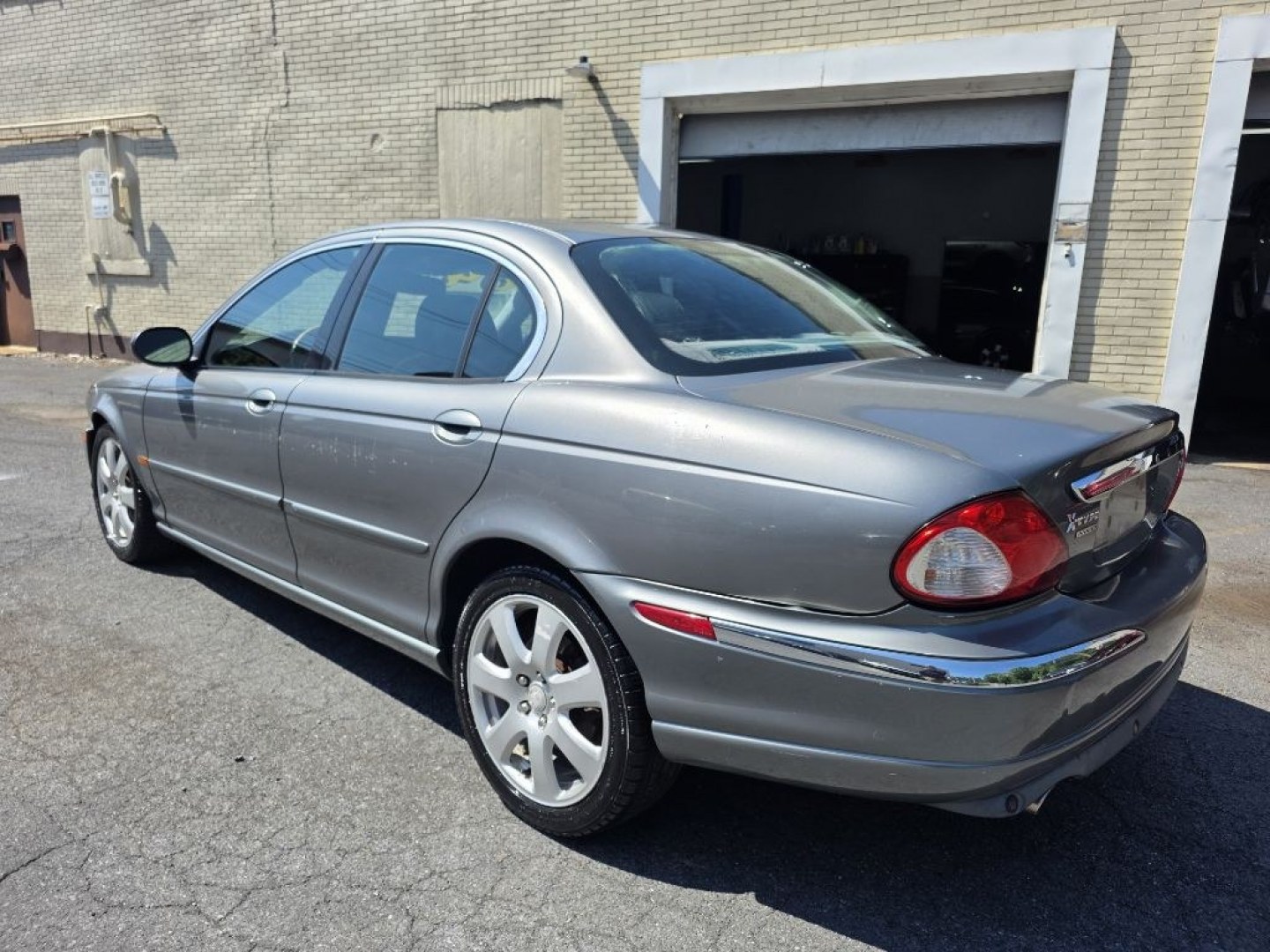 2005 GREY JAGUAR X-TYPE 3.0 (SAJWA51C65W) with an 3.0L engine, Automatic transmission, located at 131 N Cameron st, Harrisburg, PA, 17101, (717) 561-2926, 40.267086, -76.875374 - $1600 CASH DEAL, RUNS AND DRIVES. TRADE IN SPECIAL. INSPECTED TIL 12/26 AS-IS- Photo#2