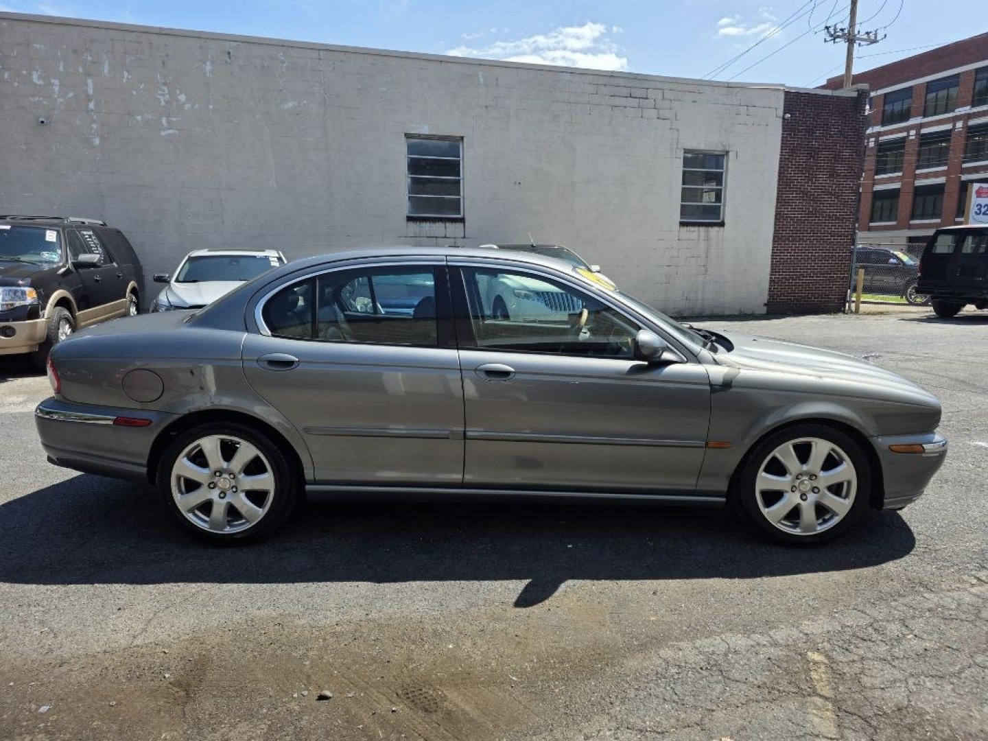 2005 GREY JAGUAR X-TYPE 3.0 (SAJWA51C65W) with an 3.0L engine, Automatic transmission, located at 131 N Cameron st, Harrisburg, PA, 17101, (717) 561-2926, 40.267086, -76.875374 - $1600 CASH DEAL, RUNS AND DRIVES. TRADE IN SPECIAL. INSPECTED TIL 12/26 AS-IS- Photo#5